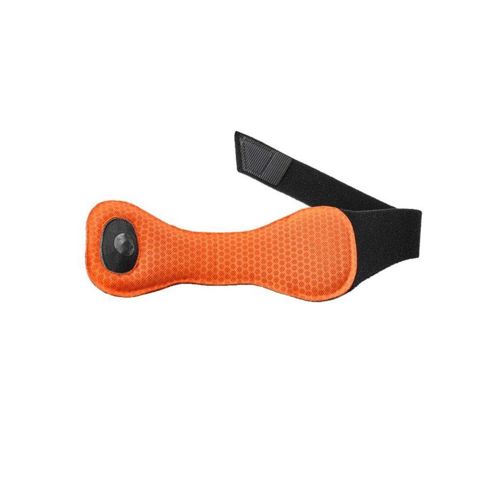 Elleboogbrace met oranje kussen en zwarte klittenbandsluiting. Het kussen heeft een honingraattextuur.