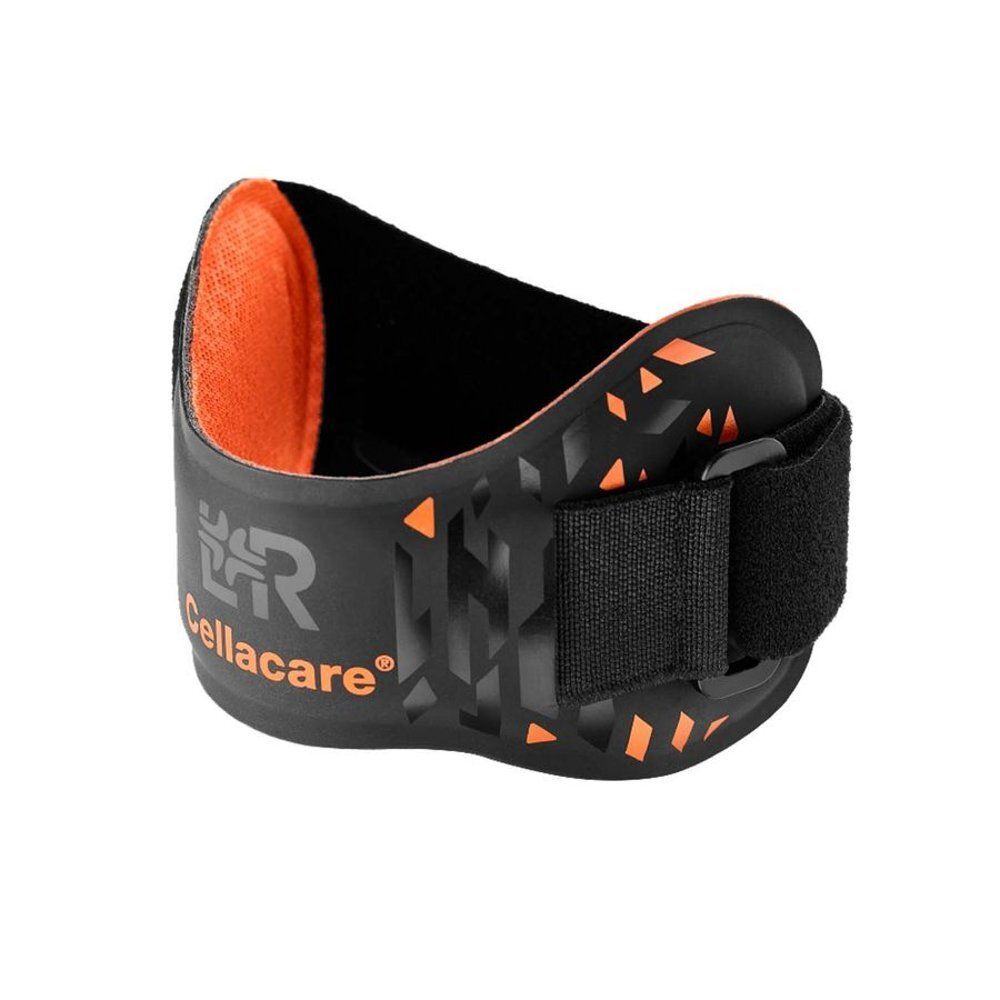 Attelle de coude noire avec des accents orange et une fermeture velcro. Le texte Cellacare est visible.