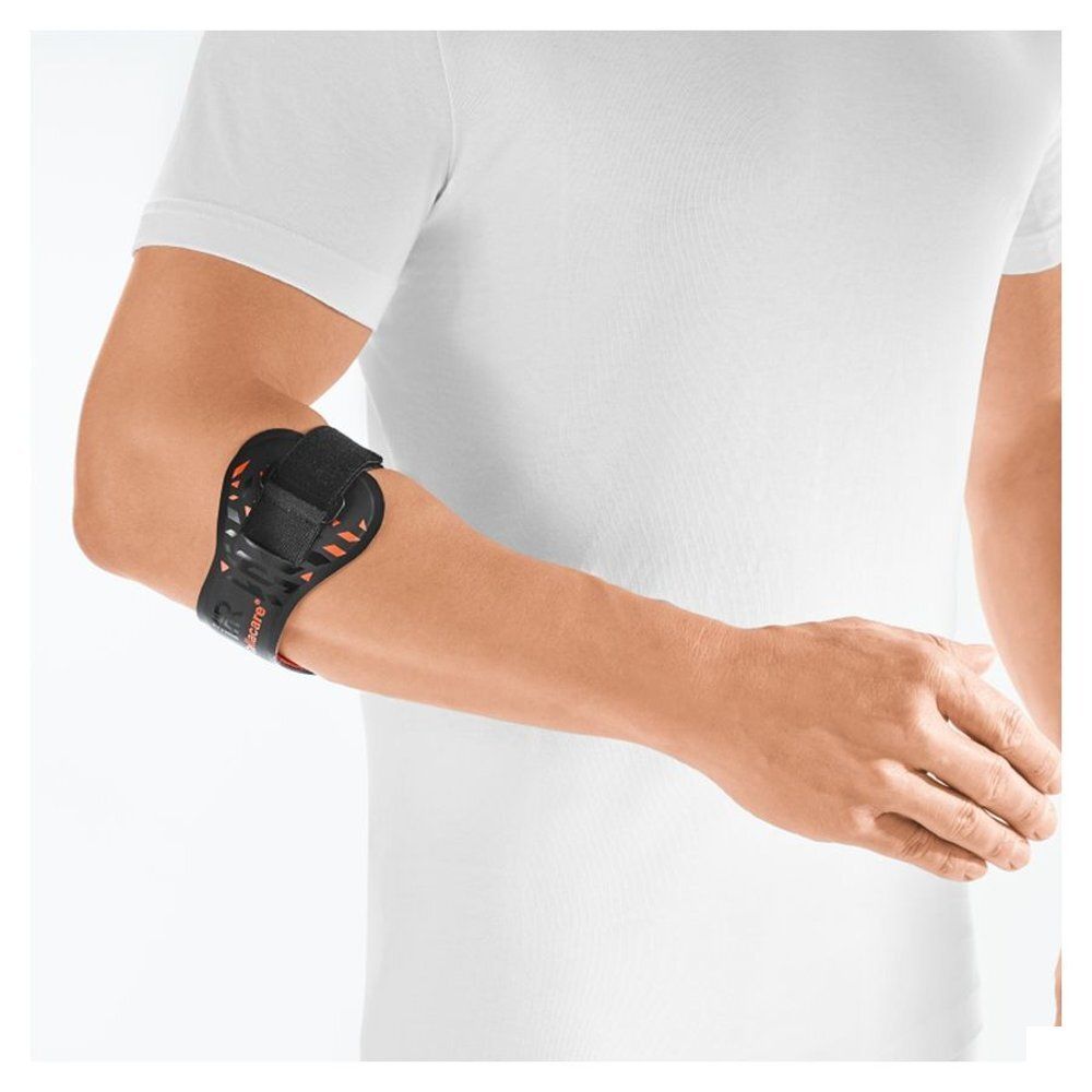 Een persoon draagt een zwarte elleboogbrace. De brace is op de elleboog bevestigd.