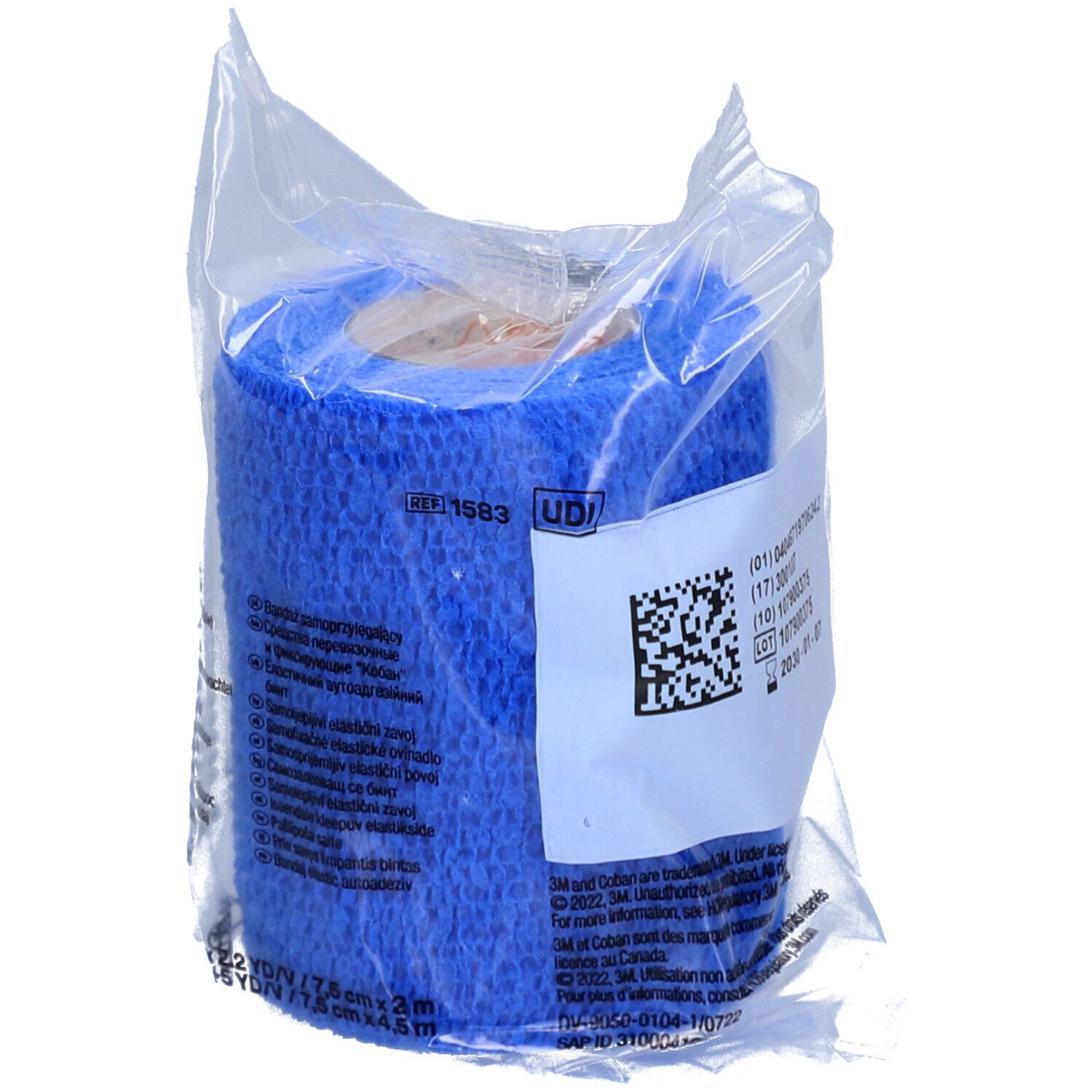 Bande 3M Coban bleue dans emballage transparent. Étiquette avec code-barres et numéro de lot. Rouleau de 7,5 cm x 2 m.