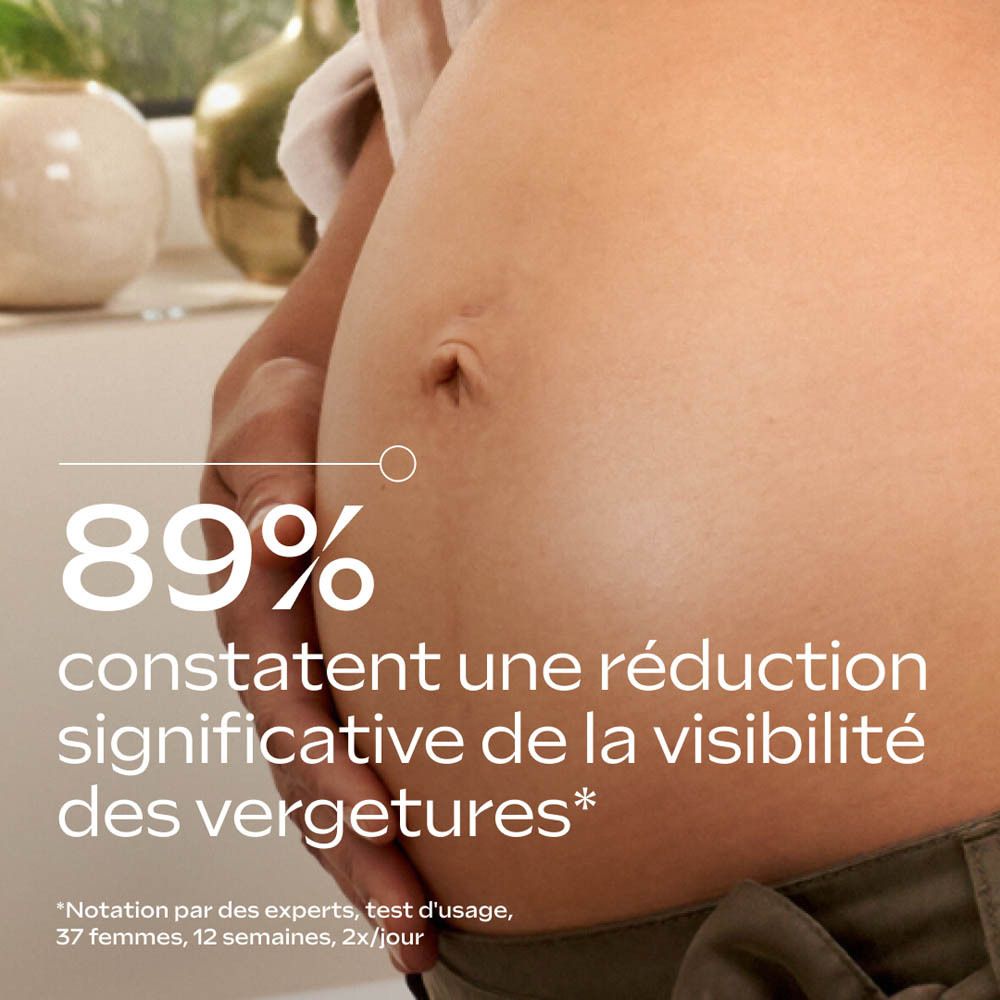 Weleda Mama Body Butter sur un support en bois, à côté d'une cuillère en bois et de plantes.