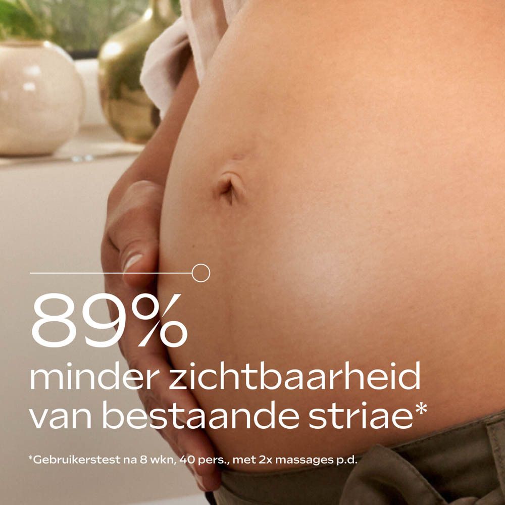 Weleda Mama Body Butter op een houten standaard, naast een houten lepel en planten.