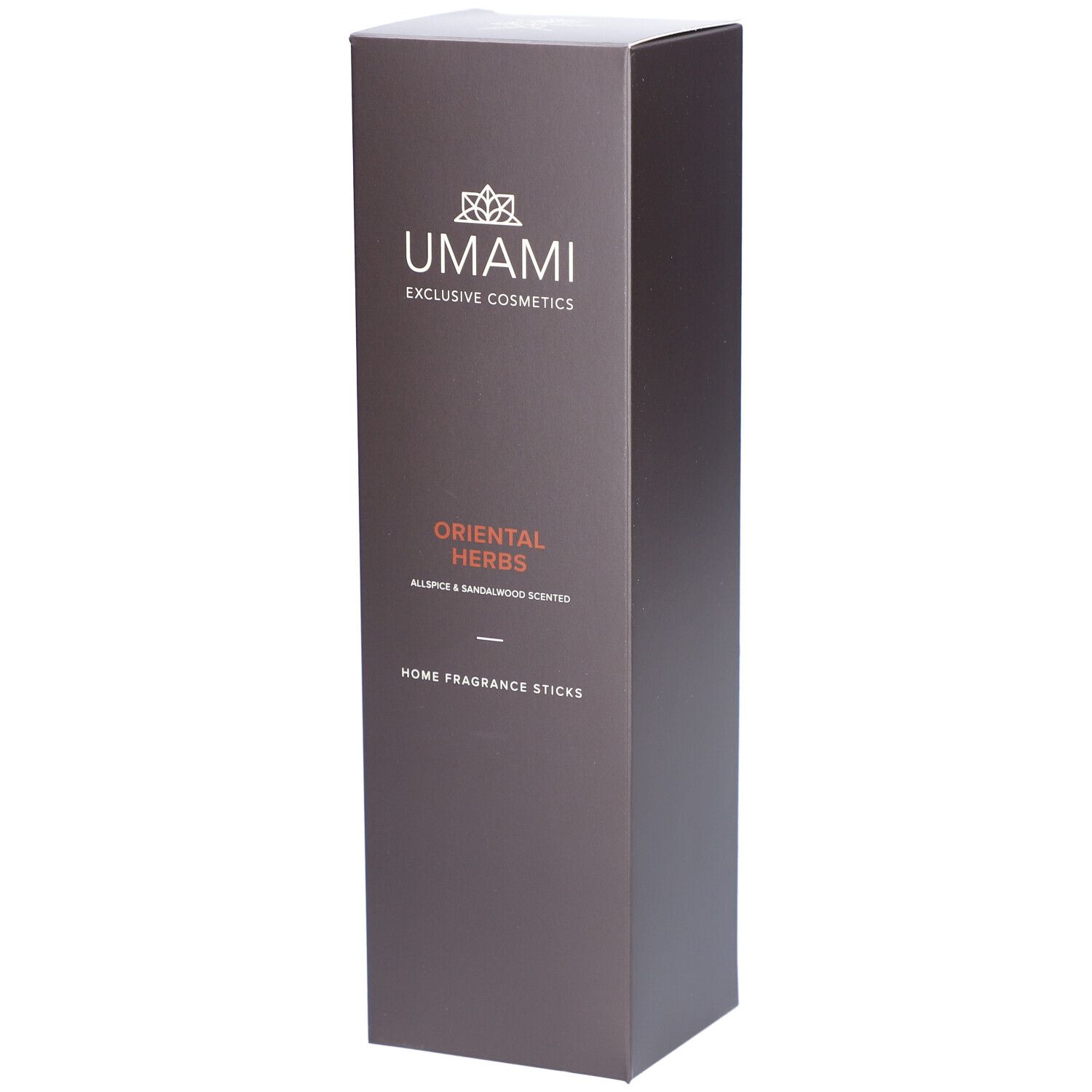 Hoge, bruine verpakking. Boven staat UMAMI, daaronder ORIENTAL HERBS. Tekst: Allspice & Sandalwood Scented. Home Fragrance Sticks.