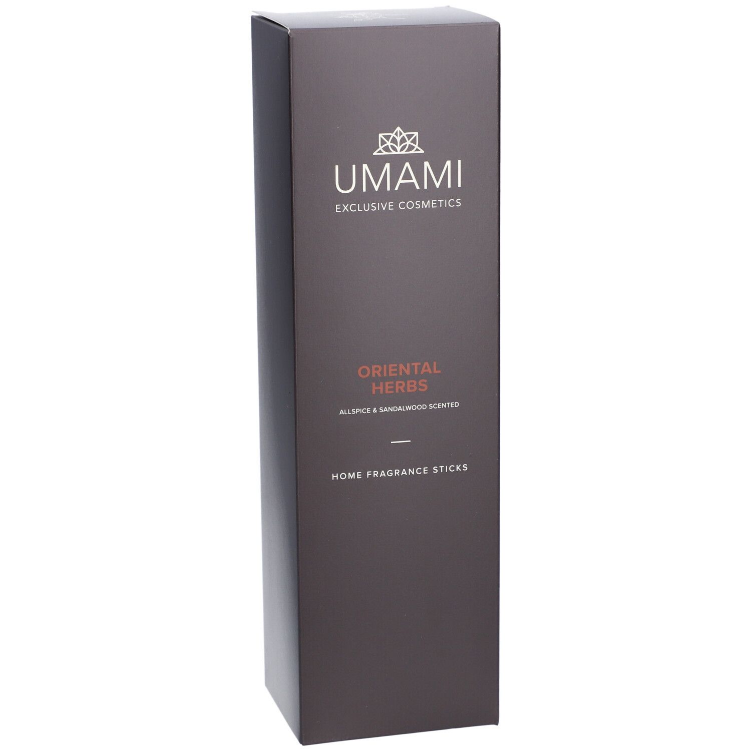 Hoge, bruine verpakking. Opschrift: ORIENTAL HERBS. Tekst: Allspice & Sandalwood Scented. Home Fragrance Sticks. UMAMI logo.