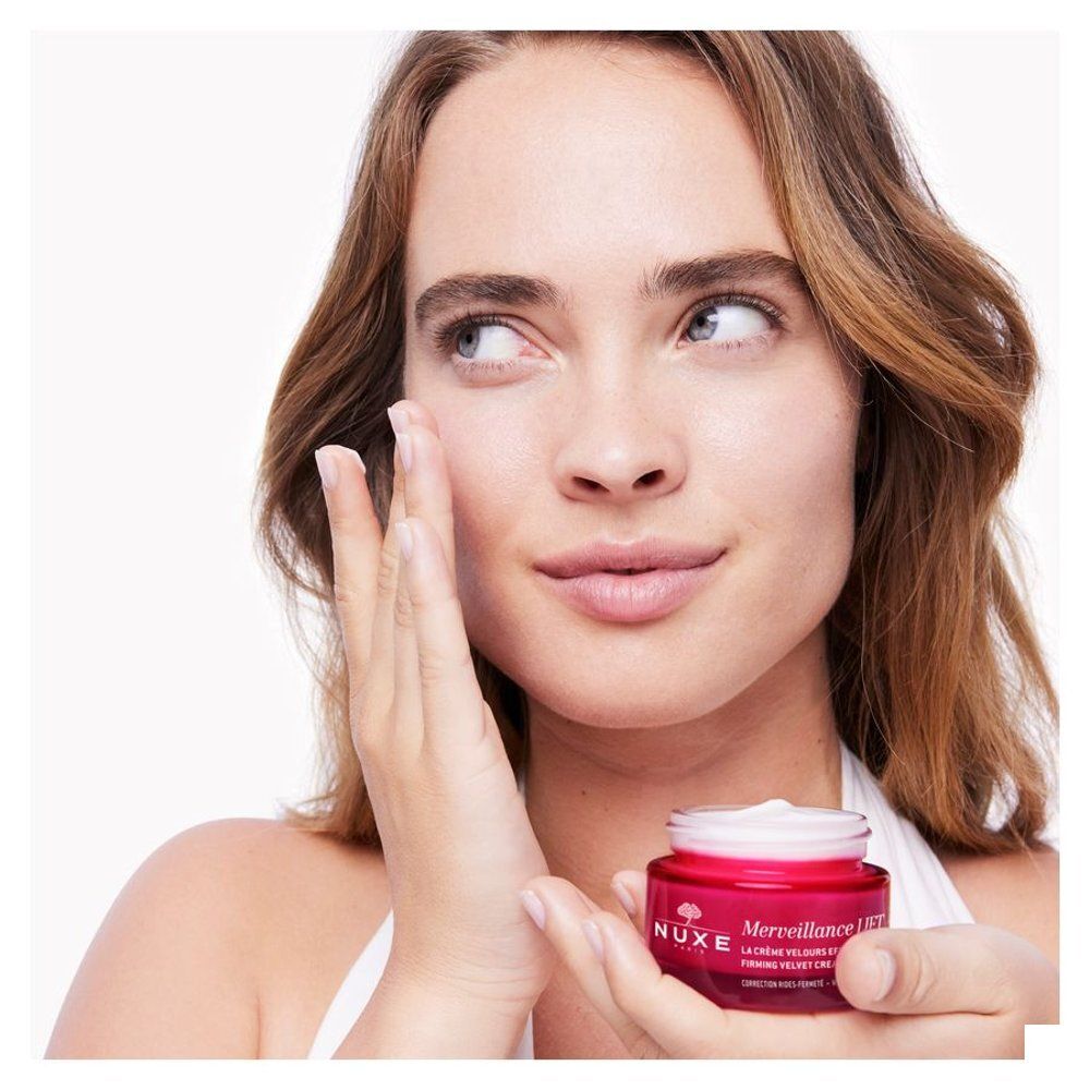 Nuxe Merveillance Lift Firming Velvet Cream pot met zilverkleurig deksel en rode body.
