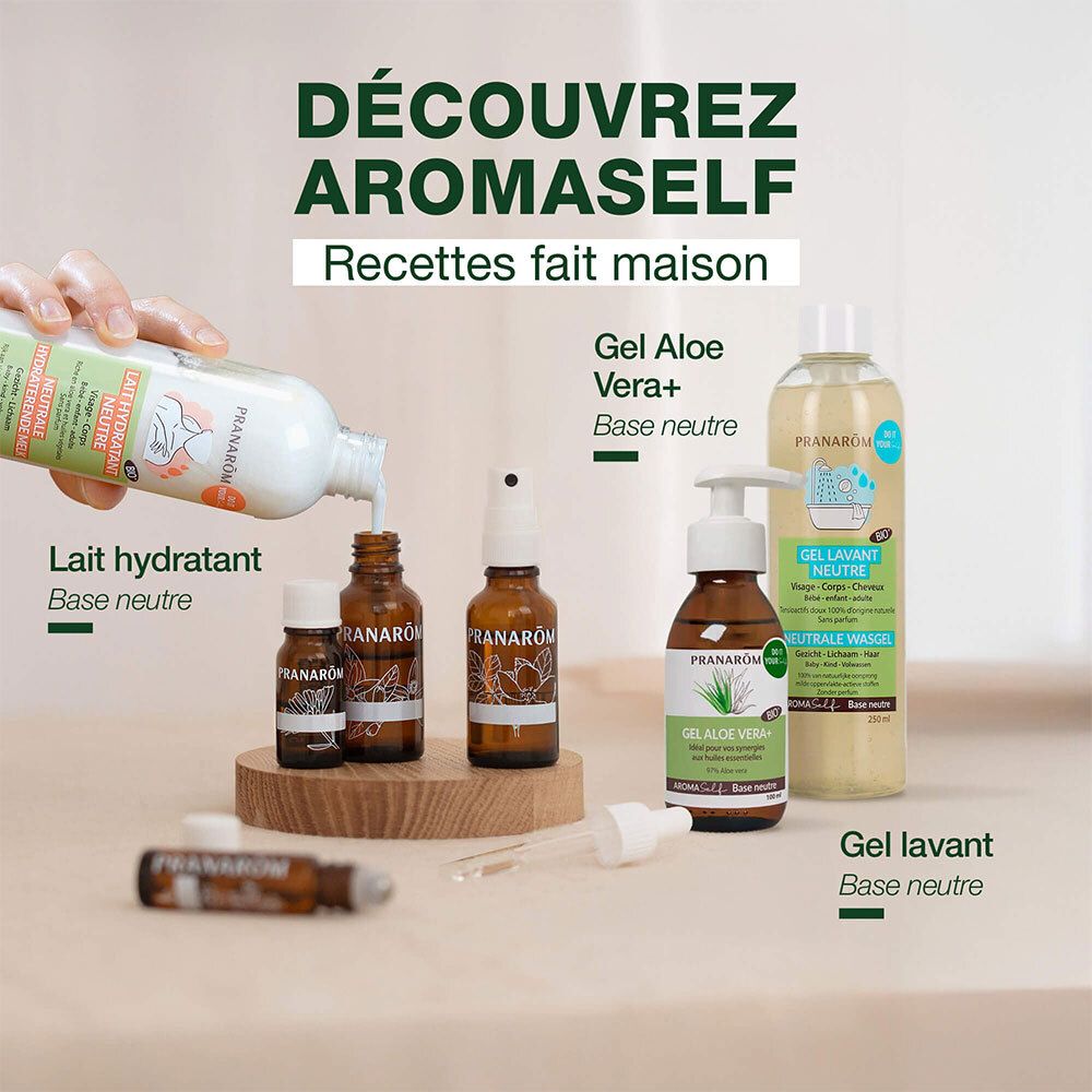 Verschillende producten op hout. Fles met pomp, flesjes met pipetten. Tekst: Aromaself, Lait hydratant, Gel Aloe Vera, Gel lavant.