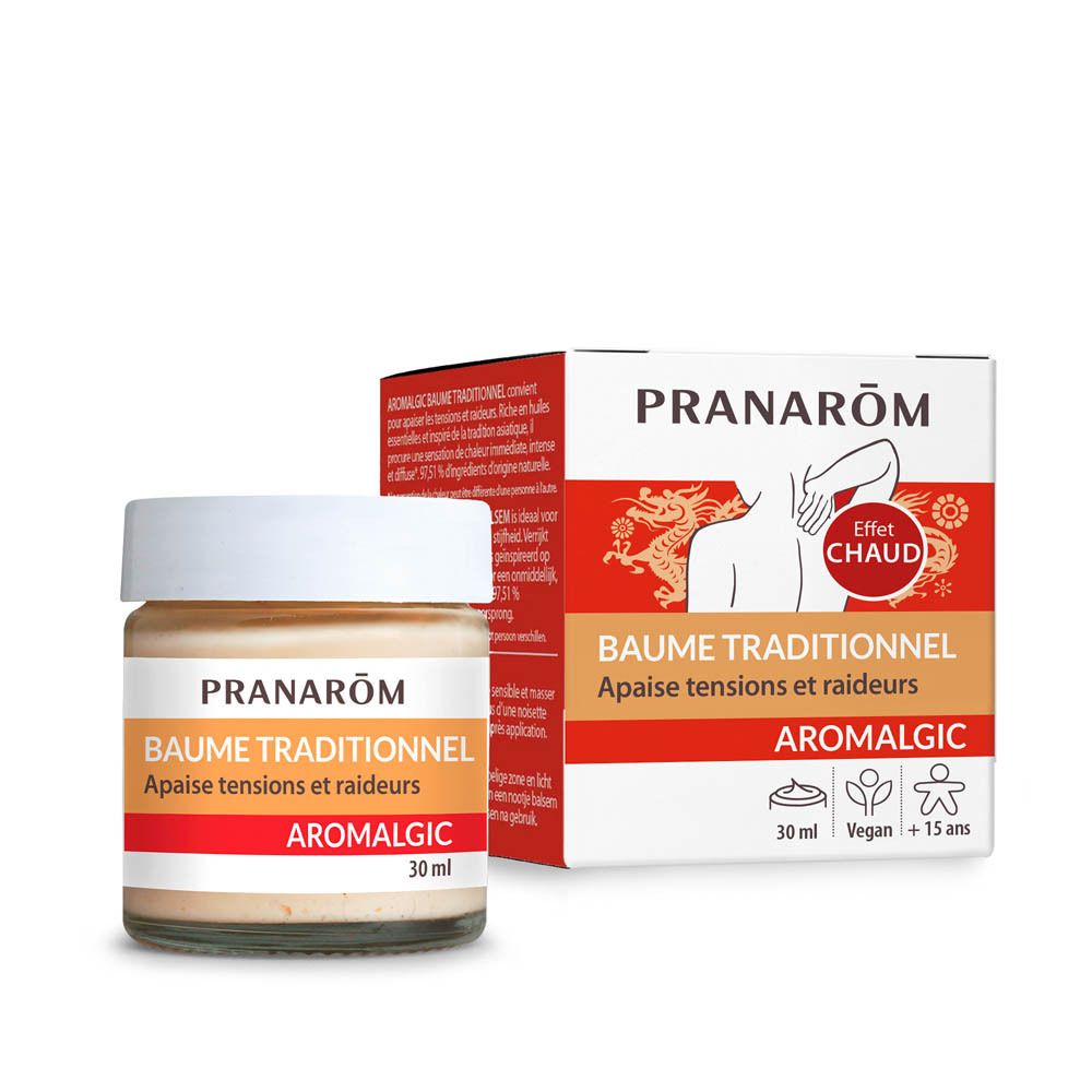 Emballage du produit et pot en verre avec couvercle blanc. Étiquette avec nom du produit et texte. Contenu crème.