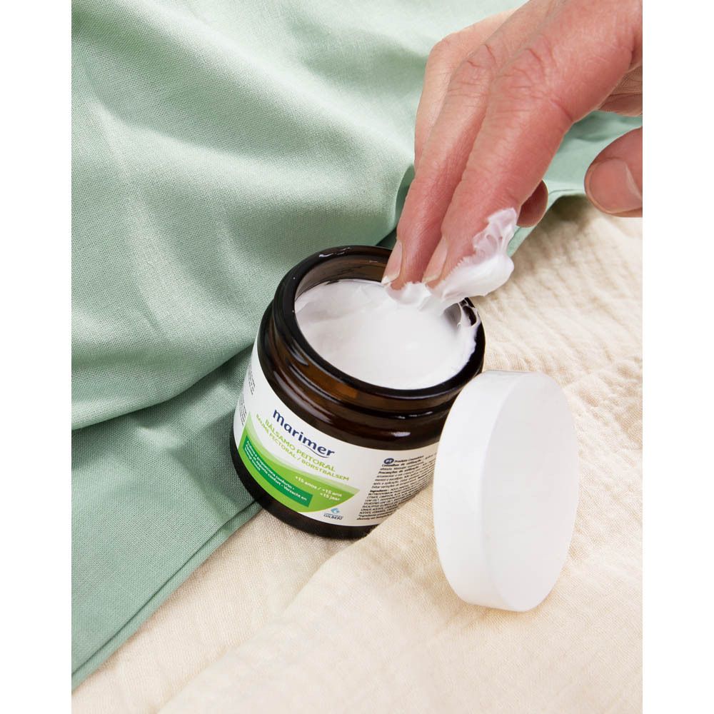 Emballage du produit avec pot et boîte. Inscription : Marimer, Baume Pectoral. Boîte avec graphisme vert.