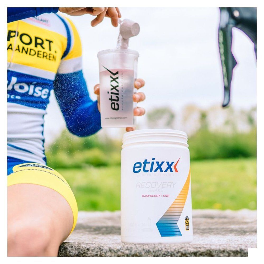 Een persoon houdt een shaker en een pot vast. Op de pot staat « etixx » en « Recovery ».