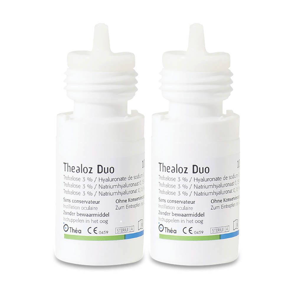 Deux flacons blancs de Thealoz Duo. Bouchons blancs. Texte sur les flacons. Sans conservateur.