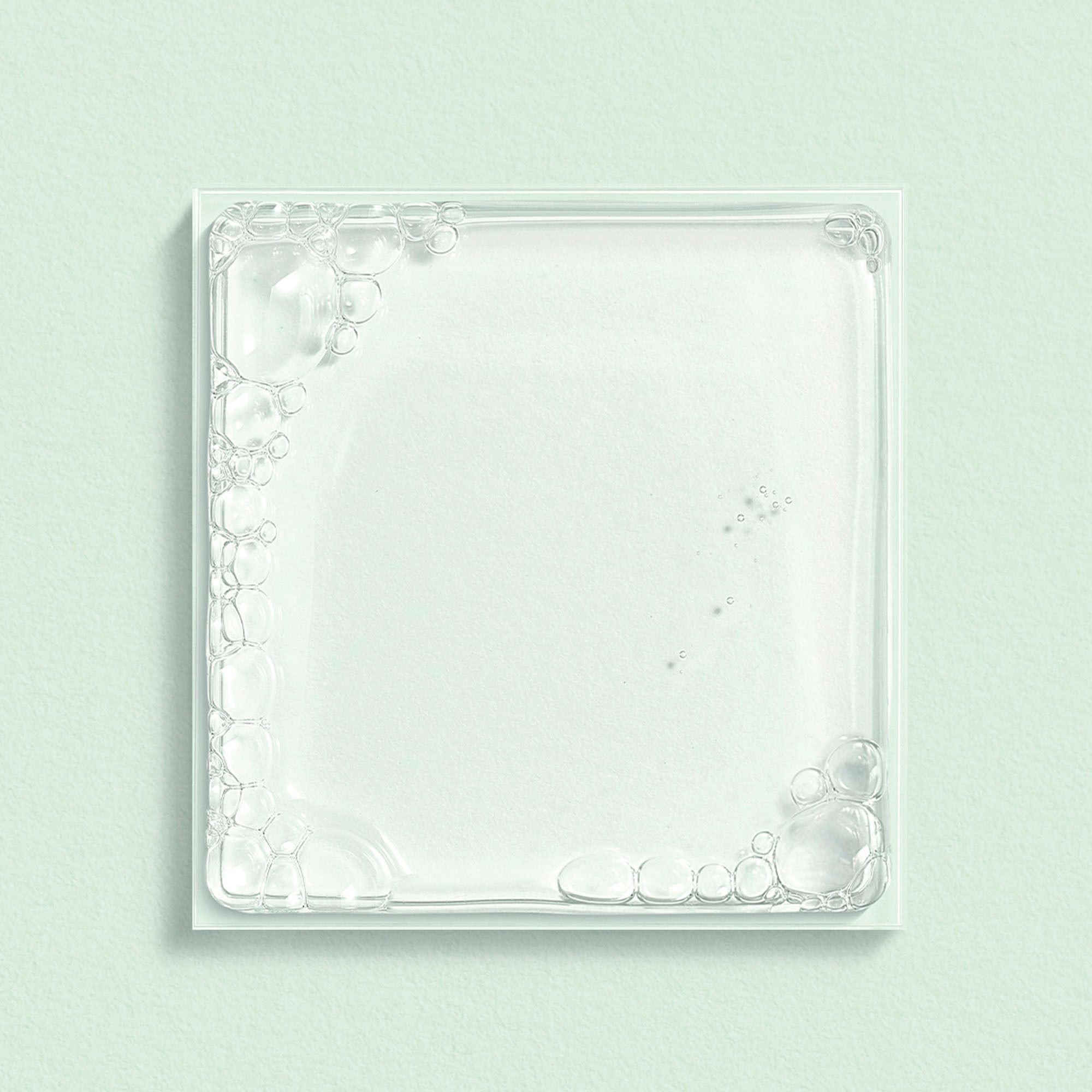 Plaque carrée transparente avec décoration de bulles aux coins.