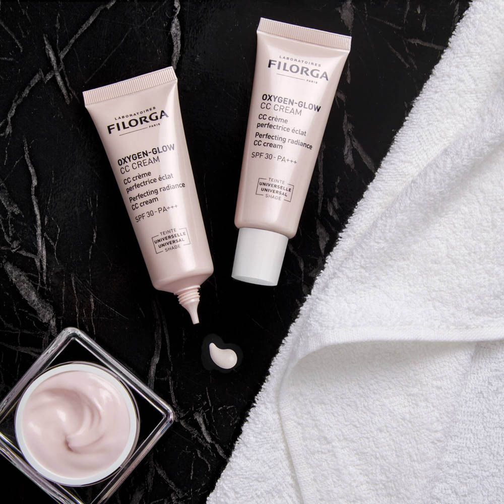 Divers produits FILORGA. Dont Oxygen-Glow CC Cream et masque. Sur fond noir.