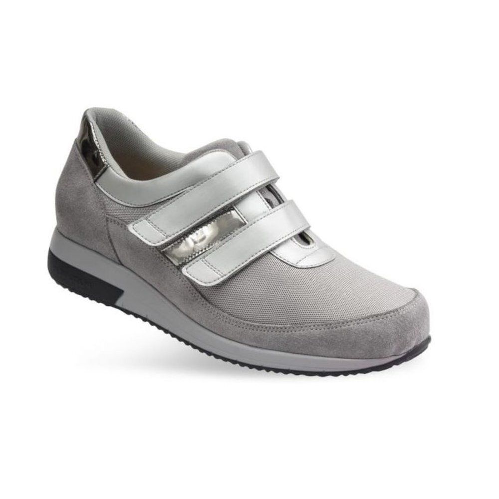 Chaussure grise avec fermetures velcro. Détails argentés sur les lanières et le talon. Semelle noire.