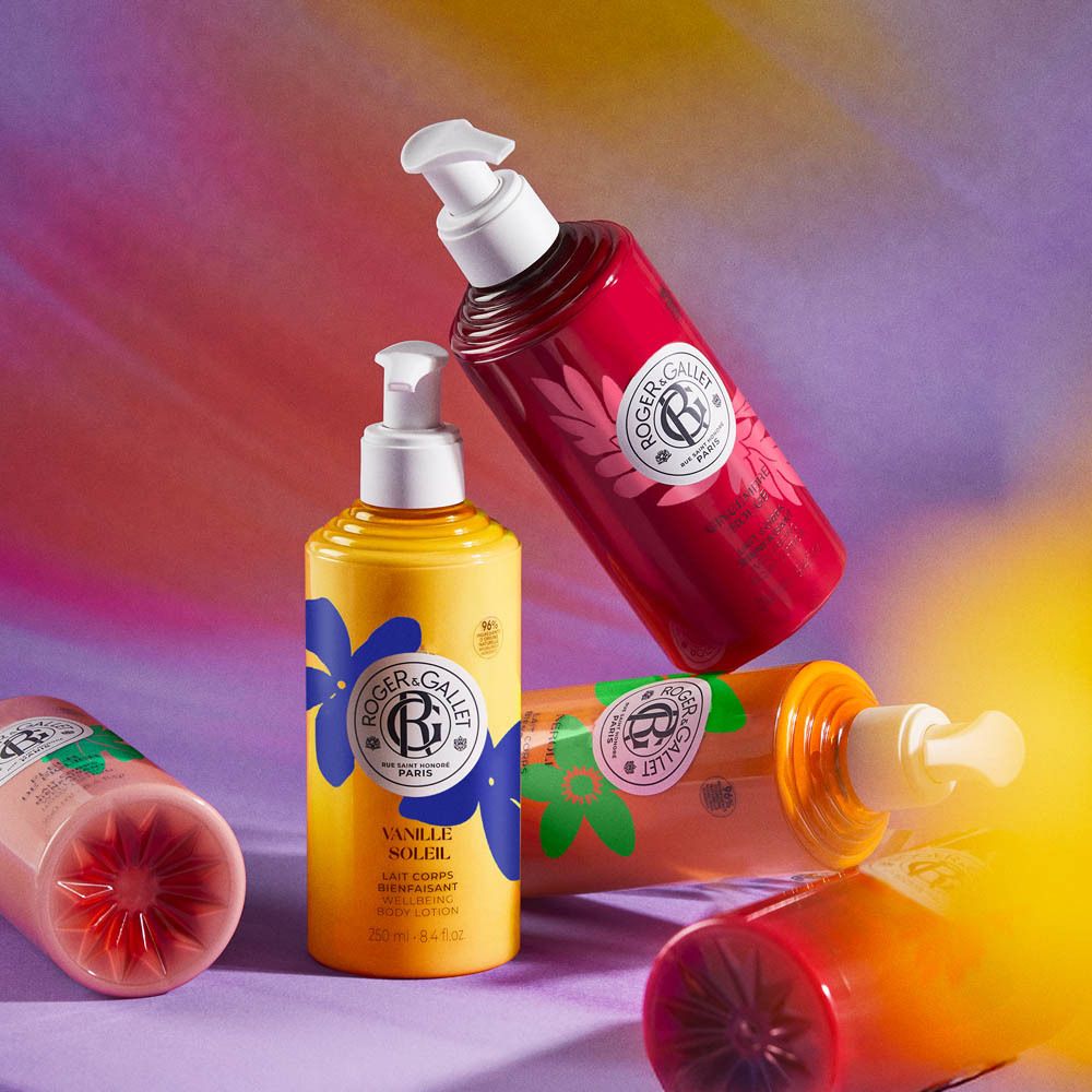 Plusieurs flacons. Flacon rouge avec pompe. Logo Roger & Gallet. Autres produits.
