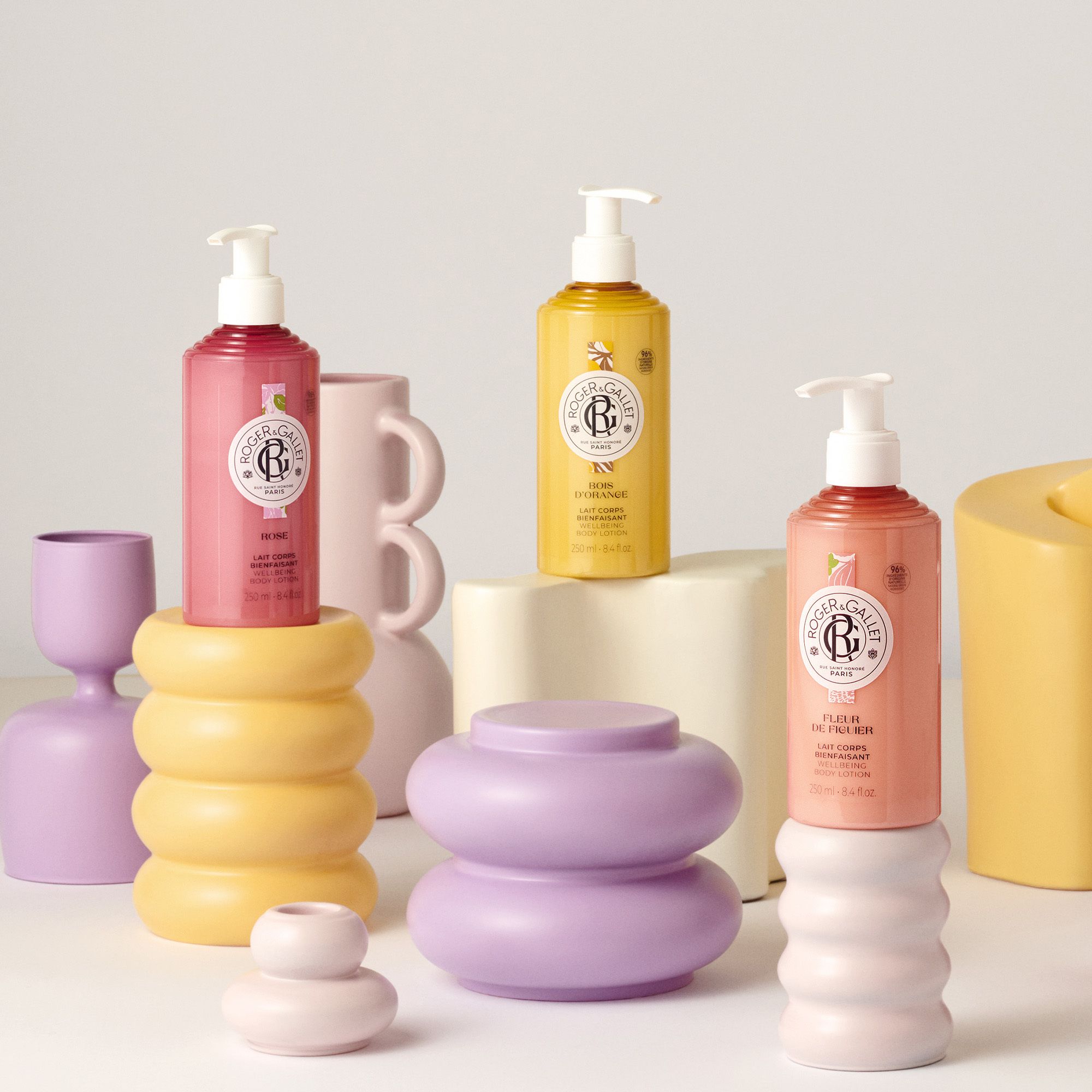 Plusieurs flacons sur socles. Différentes couleurs et formes. Produits Roger & Gallet.