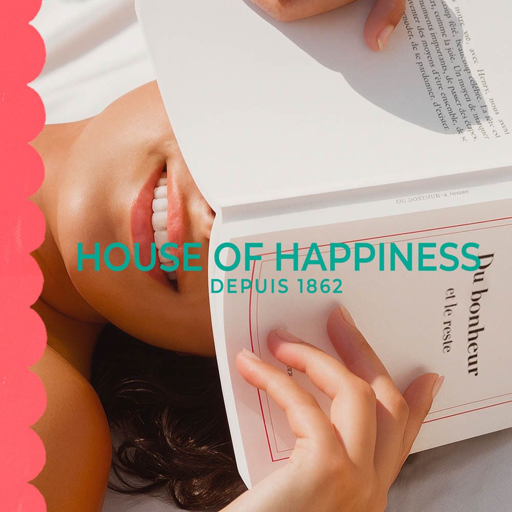 Femme lisant un livre. Inscription: House of Happiness, Depuis 1862.