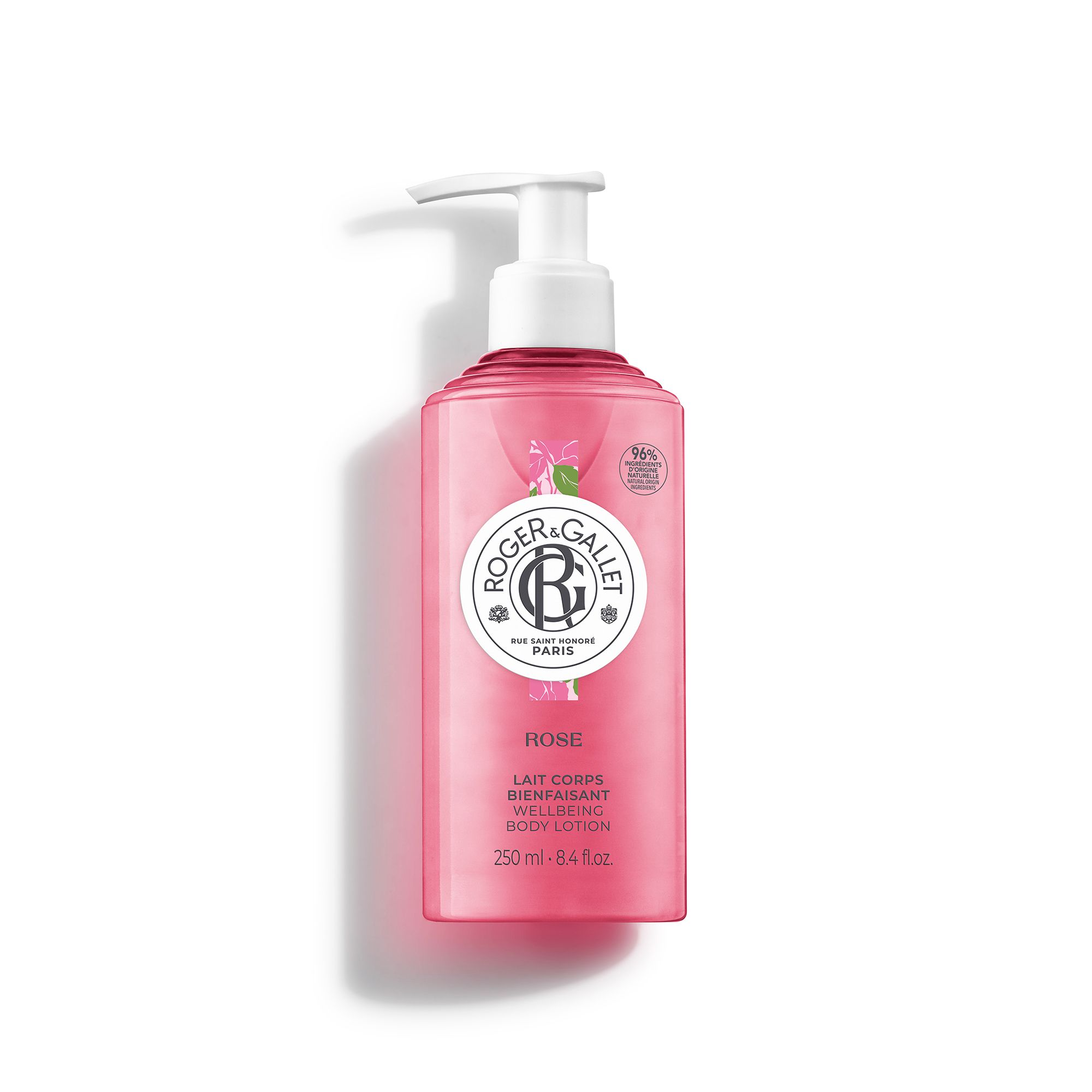 Flacon de lotion pour le corps rose avec pompe blanche. Logo et texte sur l'étiquette. 96% d'ingrédients d'origine naturelle.
