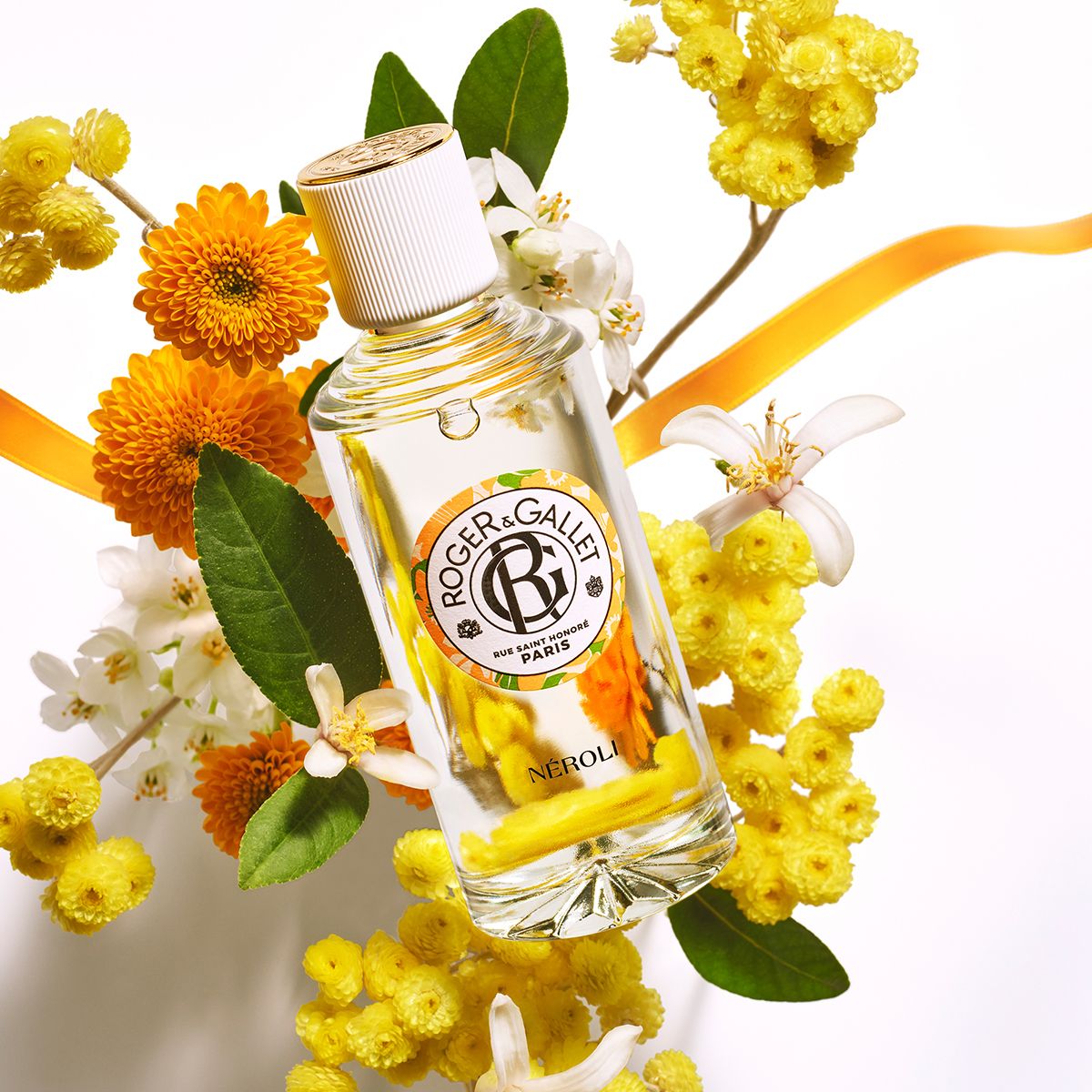Fles met witte dop, omringd door bloemen. Logo Roger & Gallet. Tekst: Néroli.