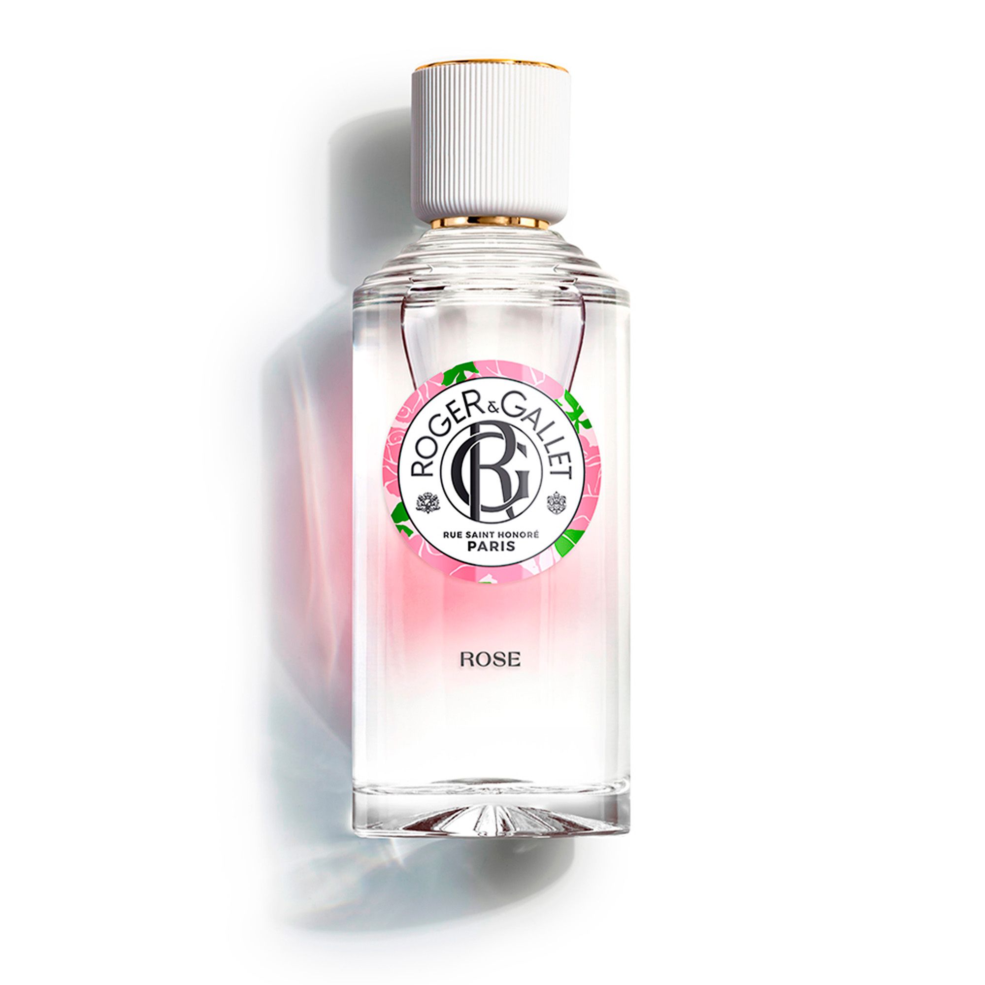 Flacon en verre avec bouchon blanc et étiquette. Texte: ROGER & GALLET, ROSE. Produit en détail.
