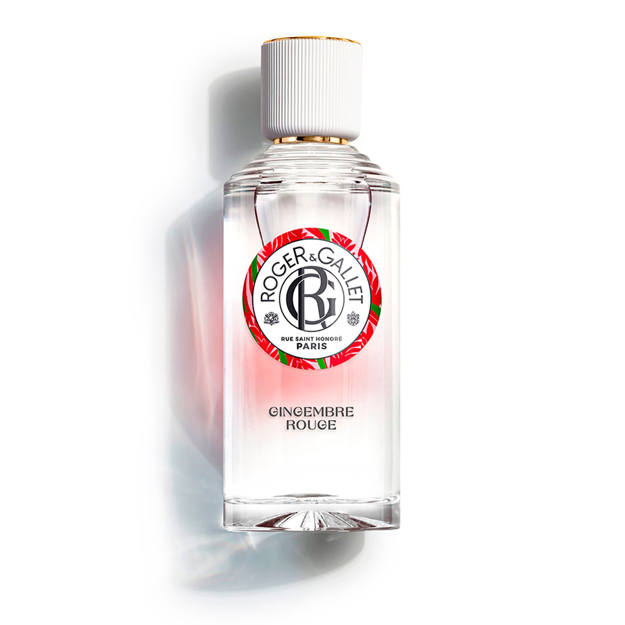 Flacon avec bouchon blanc et anneau doré. Texte: Roger & Gallet, Gingembre Rouge, Eau Parfumée. Sur fond blanc.