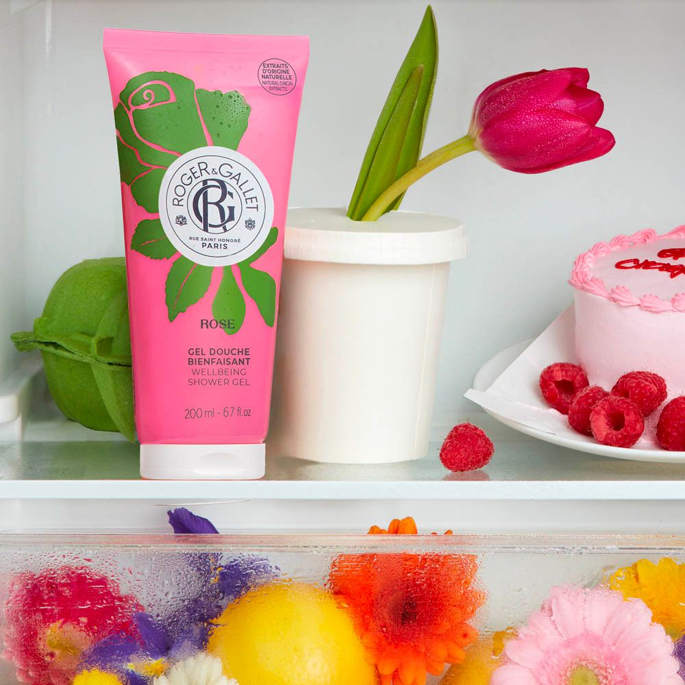 Roze tube, bloemen, cake, frambozen in een koelkast. Roger & Gallet Rose douchegel. 200 ml.