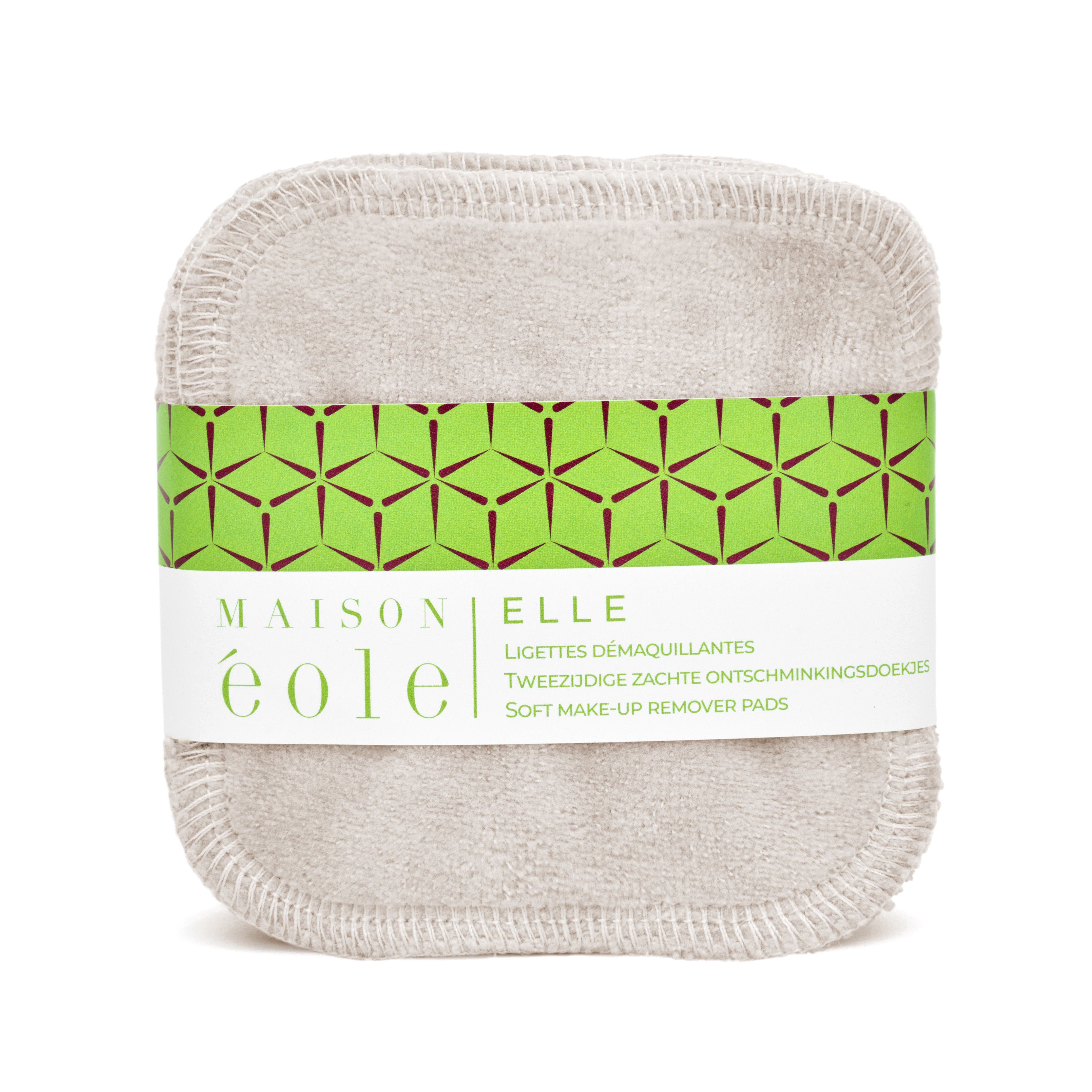 Vierkante make-up remover pads, verpakt met groene band. Opschrift: Maison Éole, ELLE, Lingettes Démaquillantes.