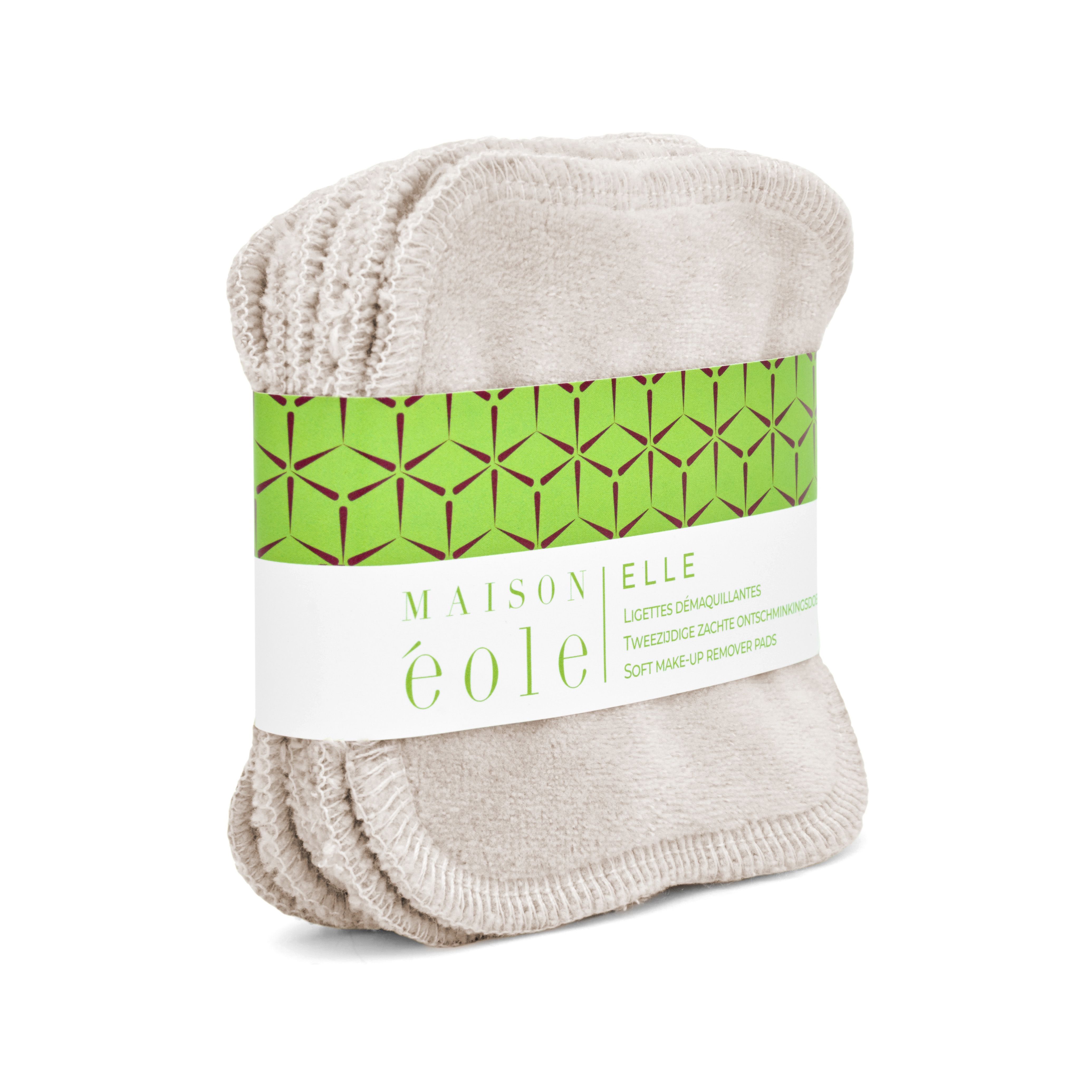 Stapel make-up remover pads, met groene band. Opschrift: Maison Éole, ELLE, Lingettes Démaquillantes. Zijaanzicht.