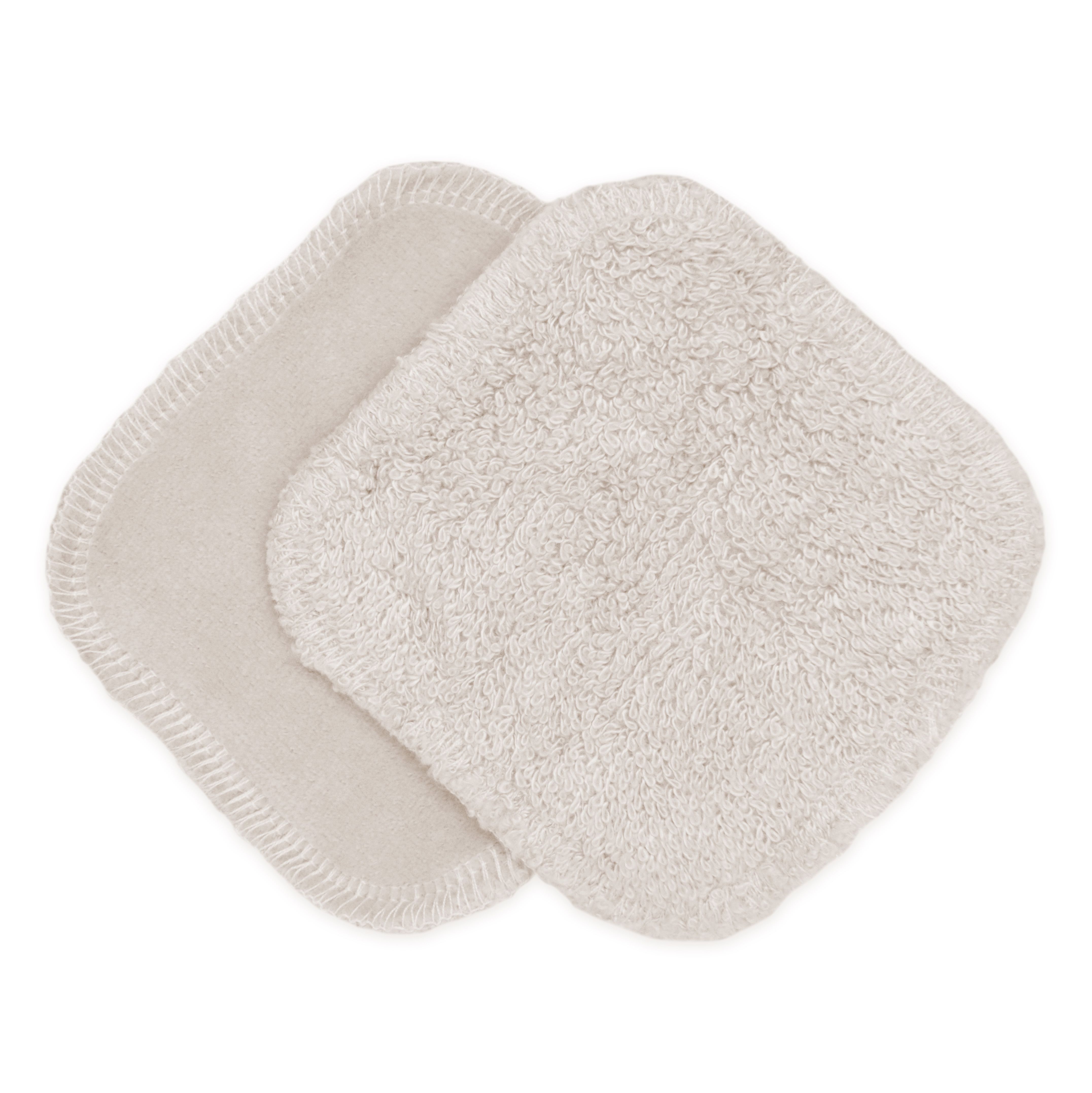 Twee make-up remover pads. Vierkant, beige, afgeronde hoeken. Eén kant met naad.
