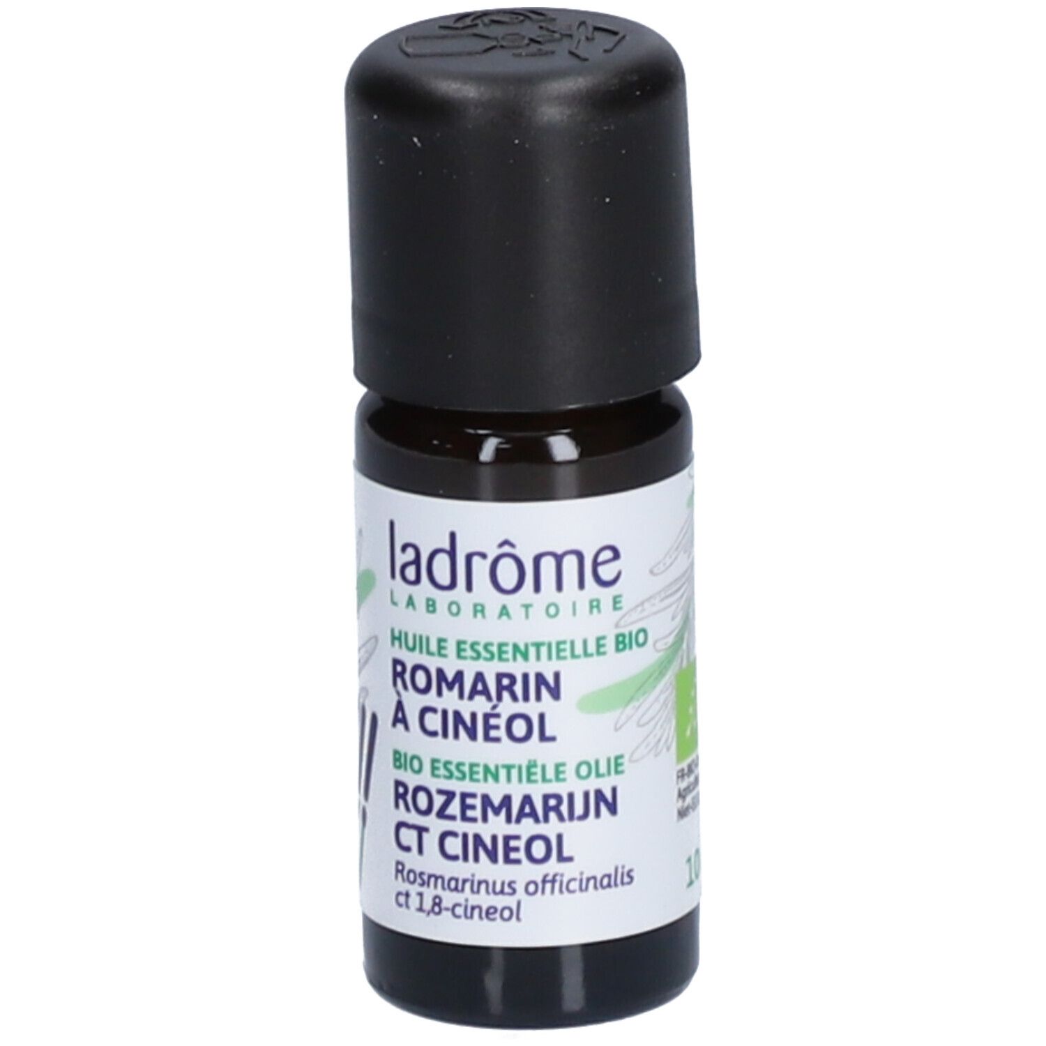 Bruine glazen fles met zwarte dop. Label met tekst: Huile essentielle BIO Romarin à cinéol. Logo en tekst.