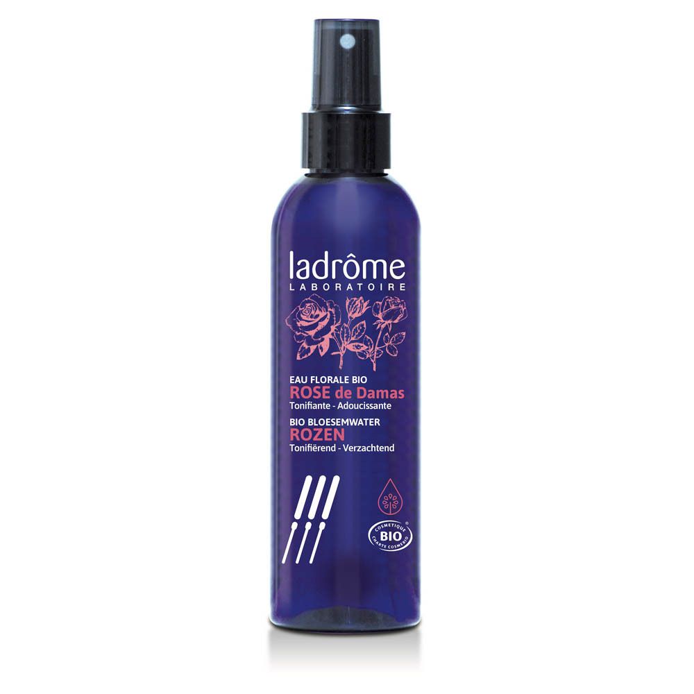 Donkerblauwe spuitfles met zwarte sproeikop. Opschrift: Ladrôme Laboratoire, Eau Florale Bio Rose de Damas, Bio Bloemwater Rozen.