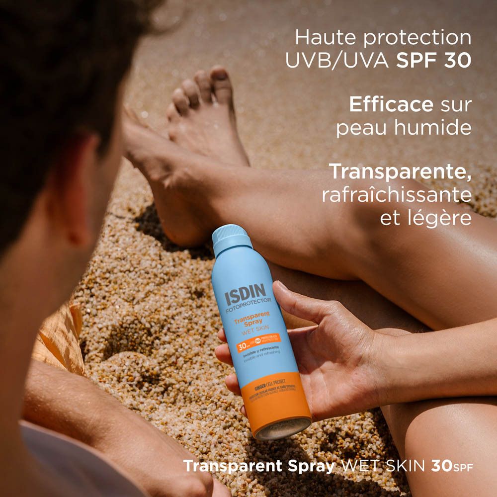Homme sur la plage avec ISDIN Fotoprotector Spray. Texte.