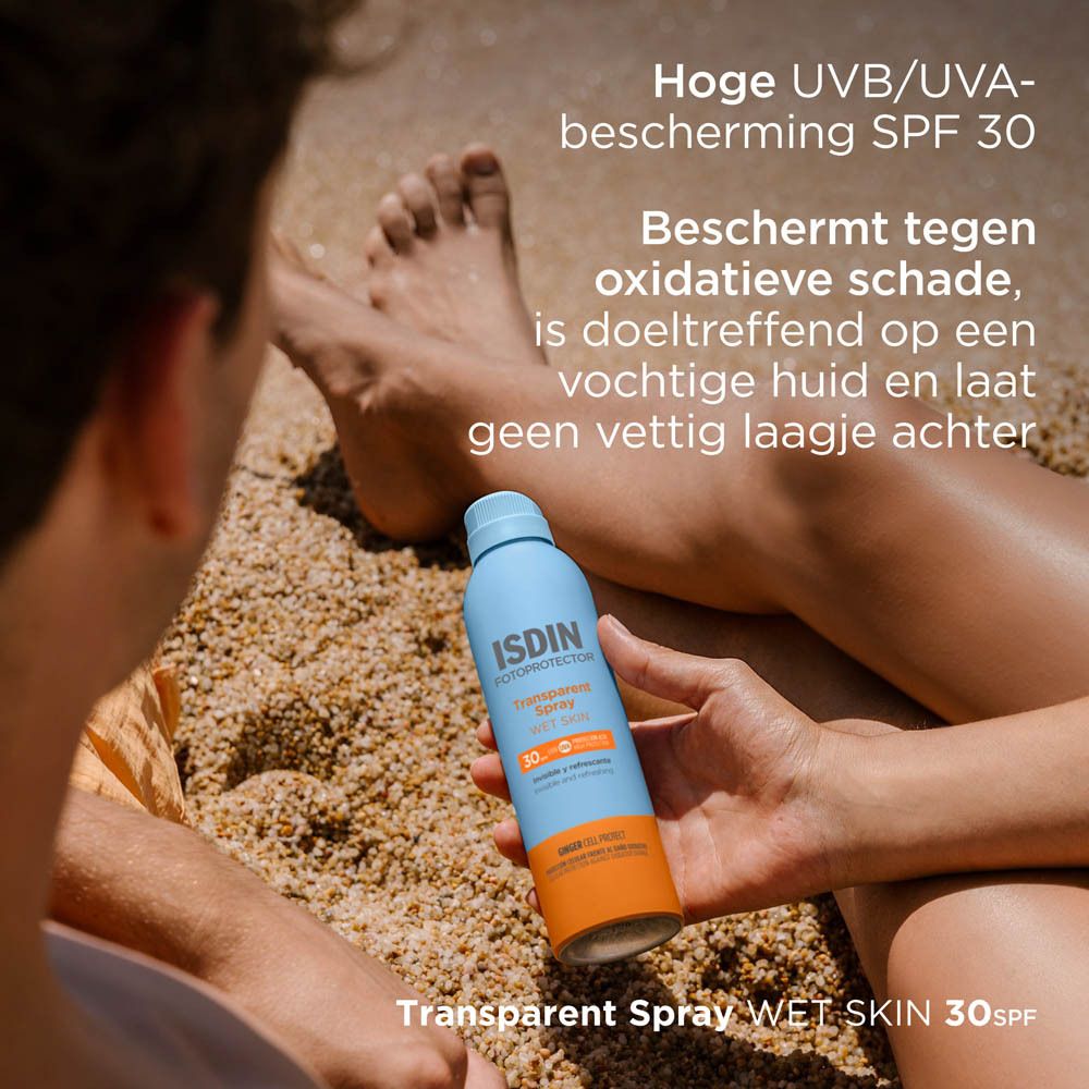 Man op het strand met ISDIN spray. Tekst: Hoge bescherming SPF30.