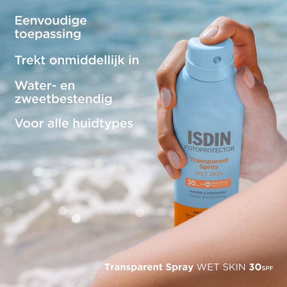 ISDIN spray in de hand. Tekst: Snelle absorptie, waterbestendig.