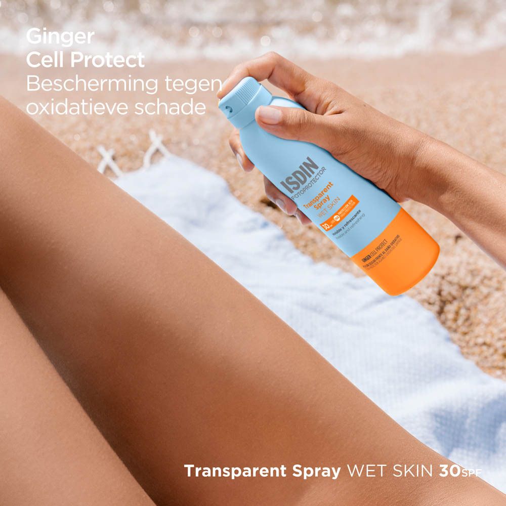 ISDIN spray in de hand. Tekst: Ginger Cell Protect.