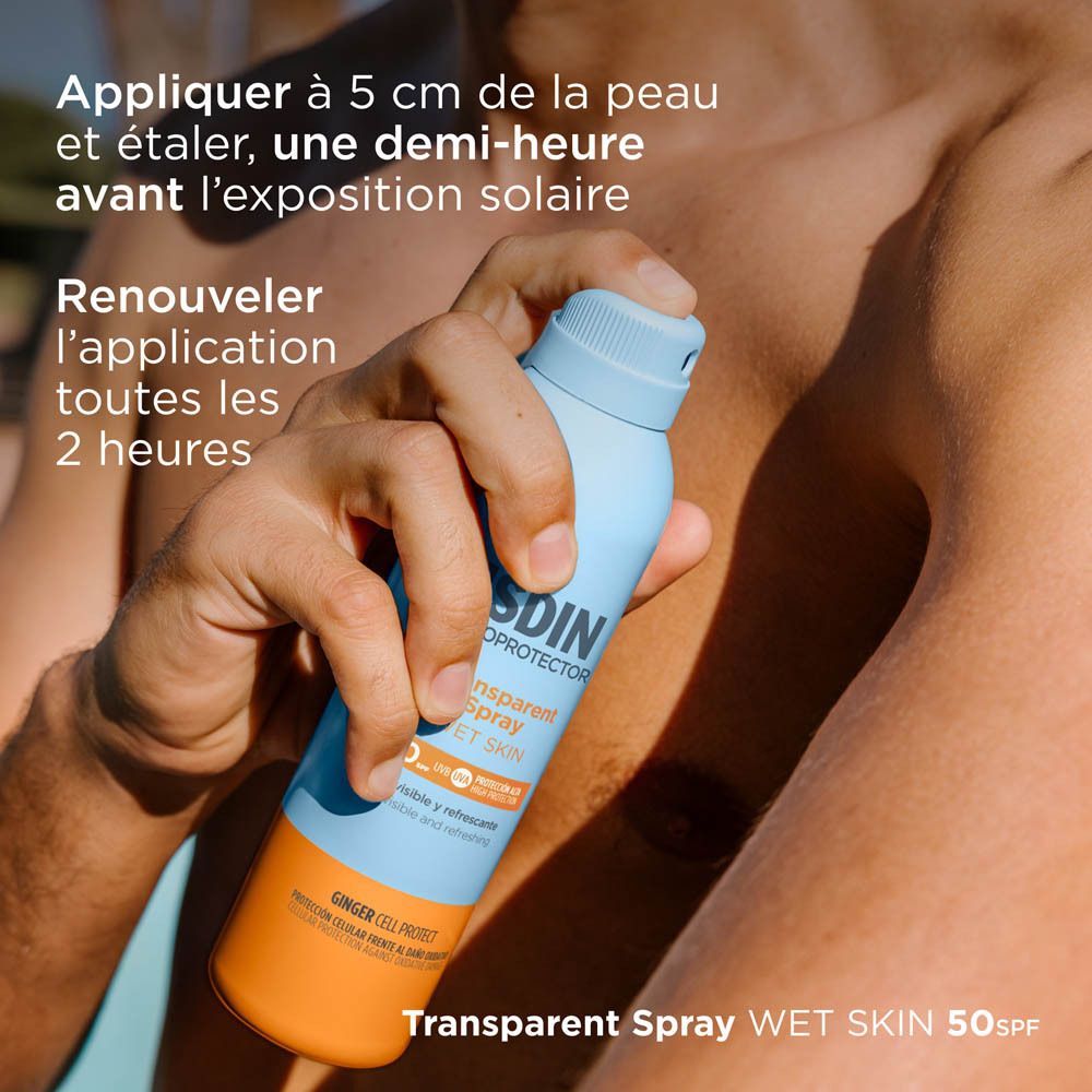 Homme vaporisant ISDIN Fotoprotector Spray. Texte : Appliquer à 5 cm.