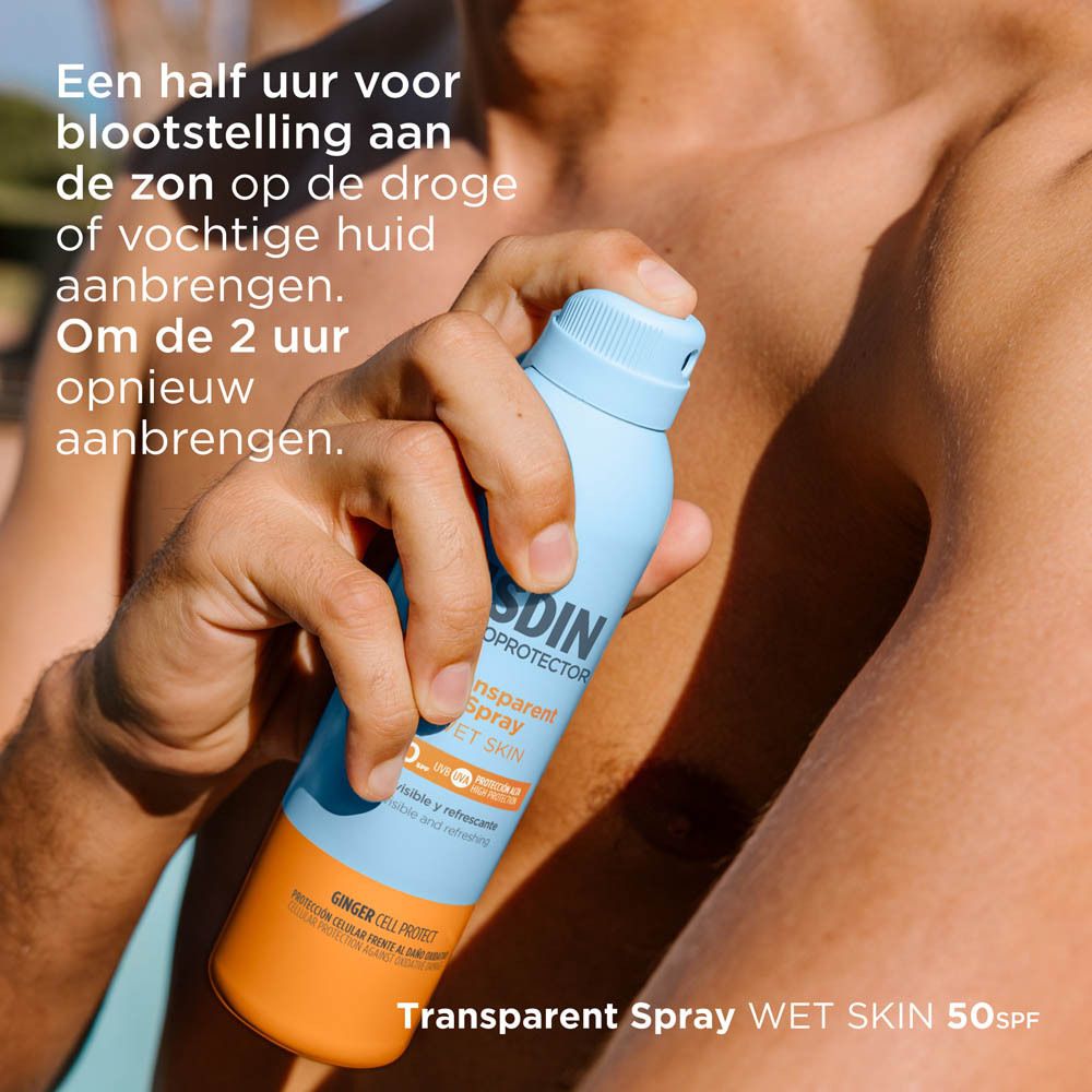 Man spuit zich in. ISDIN Fotoprotector Spray. Tekst: Aanbrengen voor blootstelling, om de 2 uur.