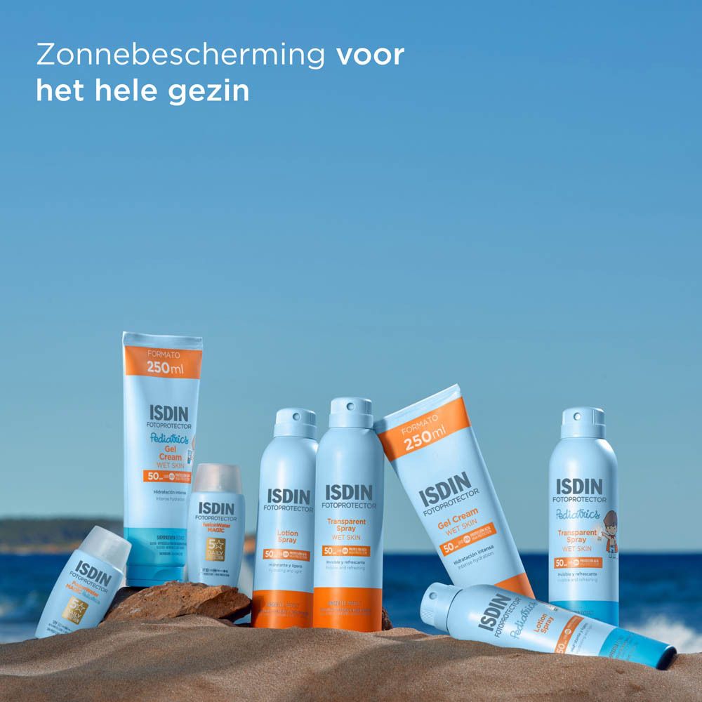Verschillende zonnebrandcrèmes. ISDIN. Tekst: Zonnebescherming voor het hele gezin.