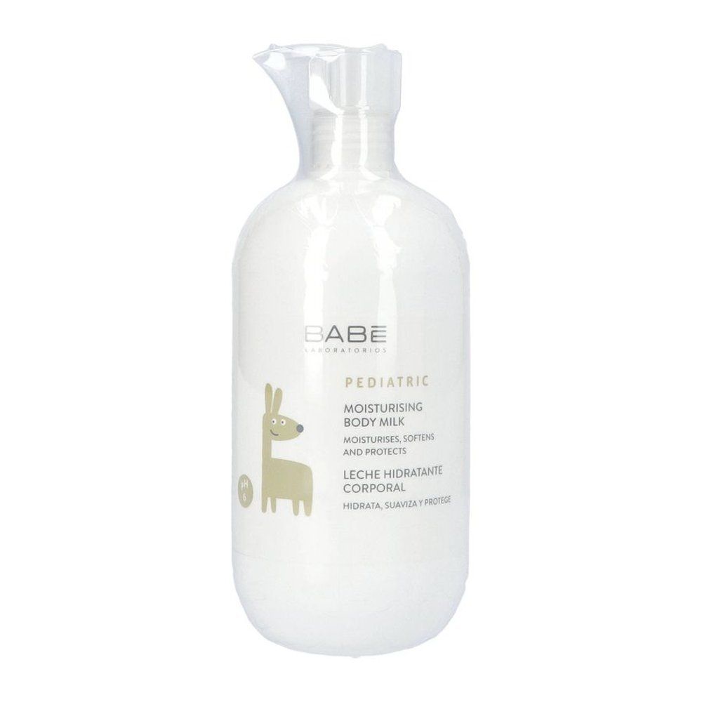 Witte fles met pomp, verpakt. Opschrift: BABÉ, Pediatric, Moisturising Body Milk. Illustratie van een lama.