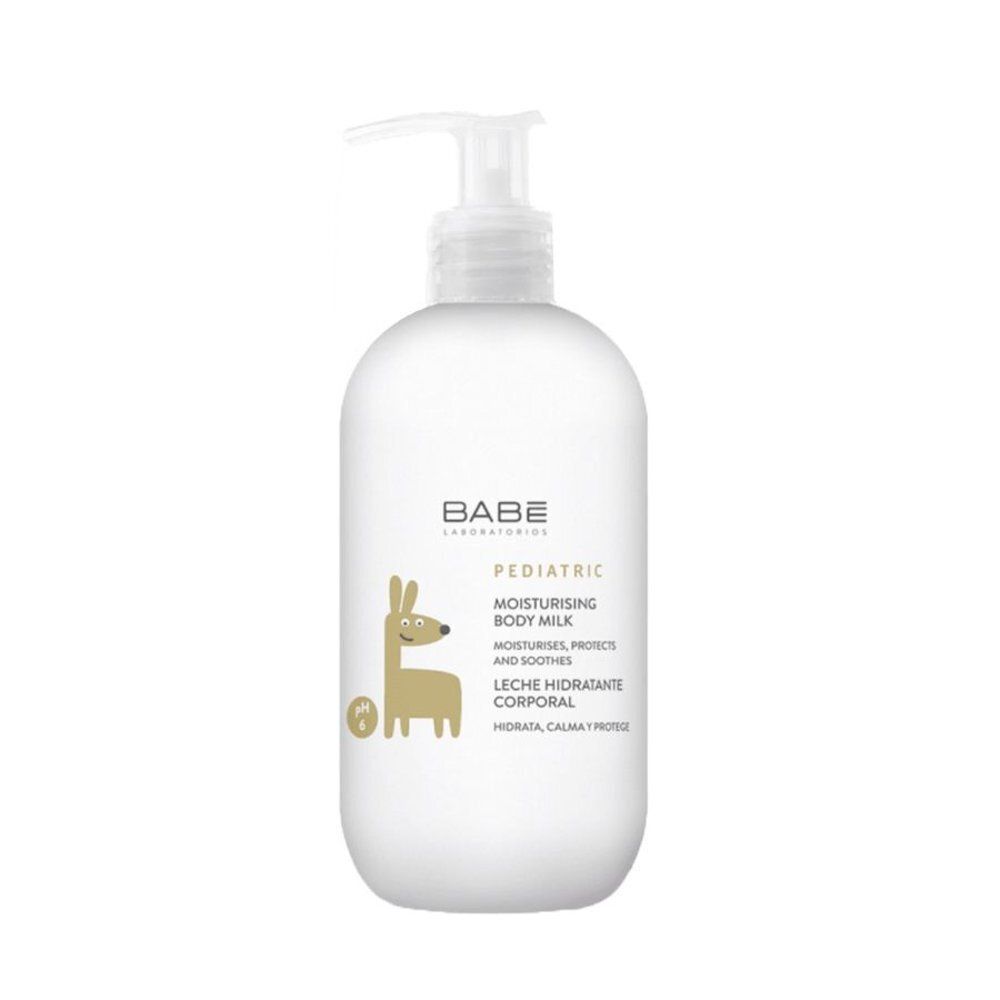 Witte fles met pomp. Opschrift: BABÉ, Pediatric, Moisturising Body Milk. Illustratie van een lama.