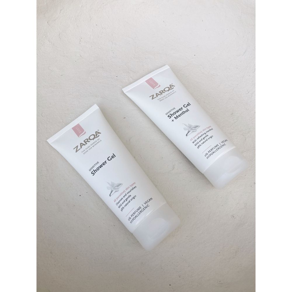 Twee Zarqa Douchegel Sensitive tubes, één met menthol.