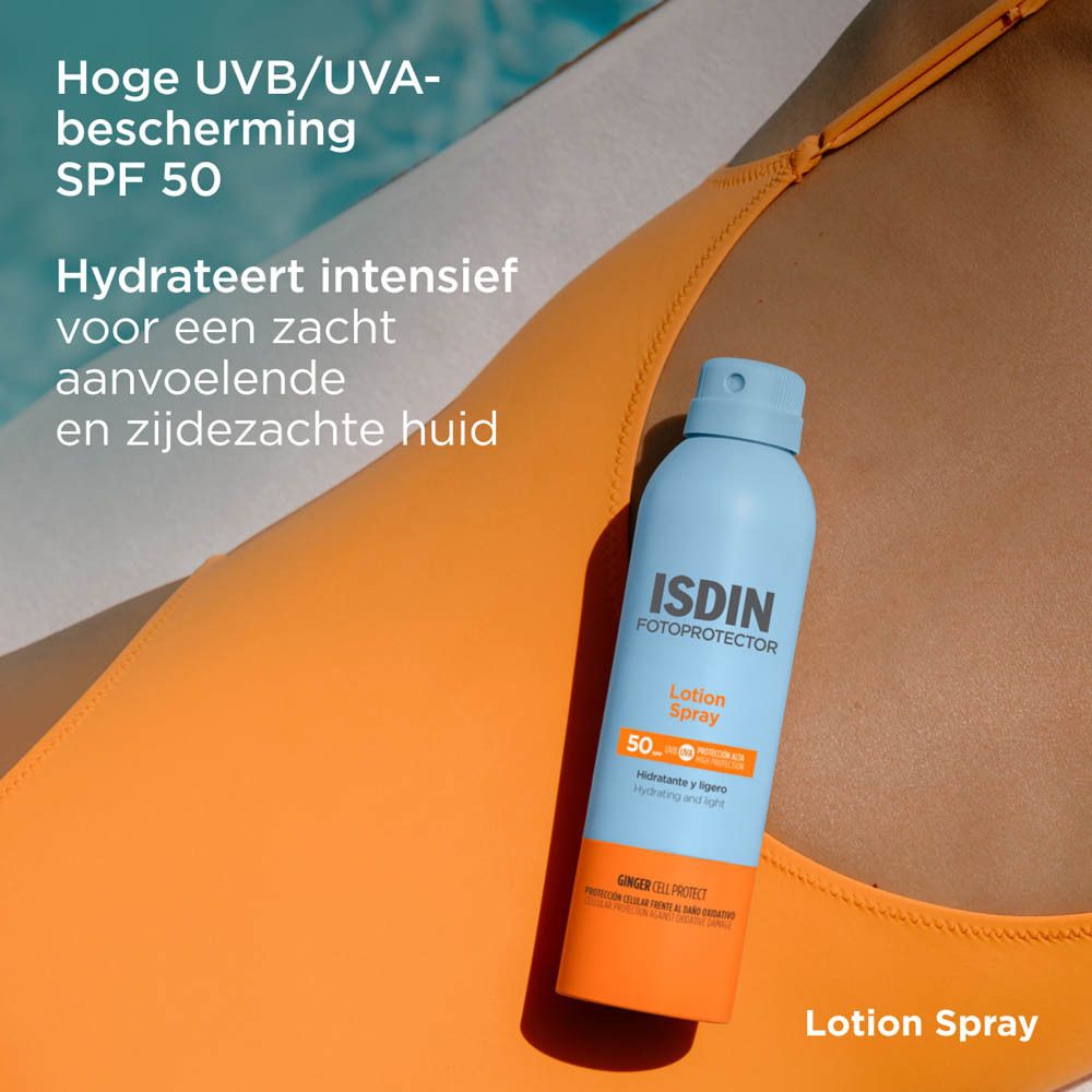 ISDIN Fotoprotector Lotion Spray SPF 50. Gespoten op het lichaam. Blauwe fles, oranje accenten.