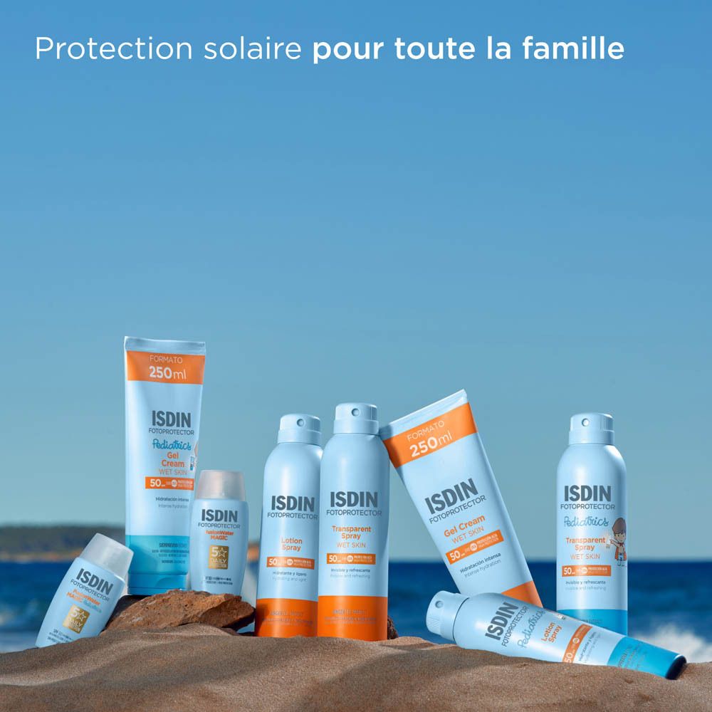 Différents produits sur le sable. ISDIN Fotoprotector. Texte : Protection solaire pour toute la famille.