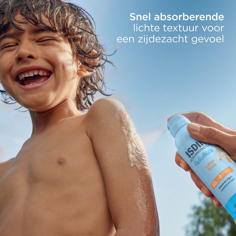 Kind houdt ISDIN Fotoprotector Pediatrics Lotion Spray vast. Product aangebracht op arm.