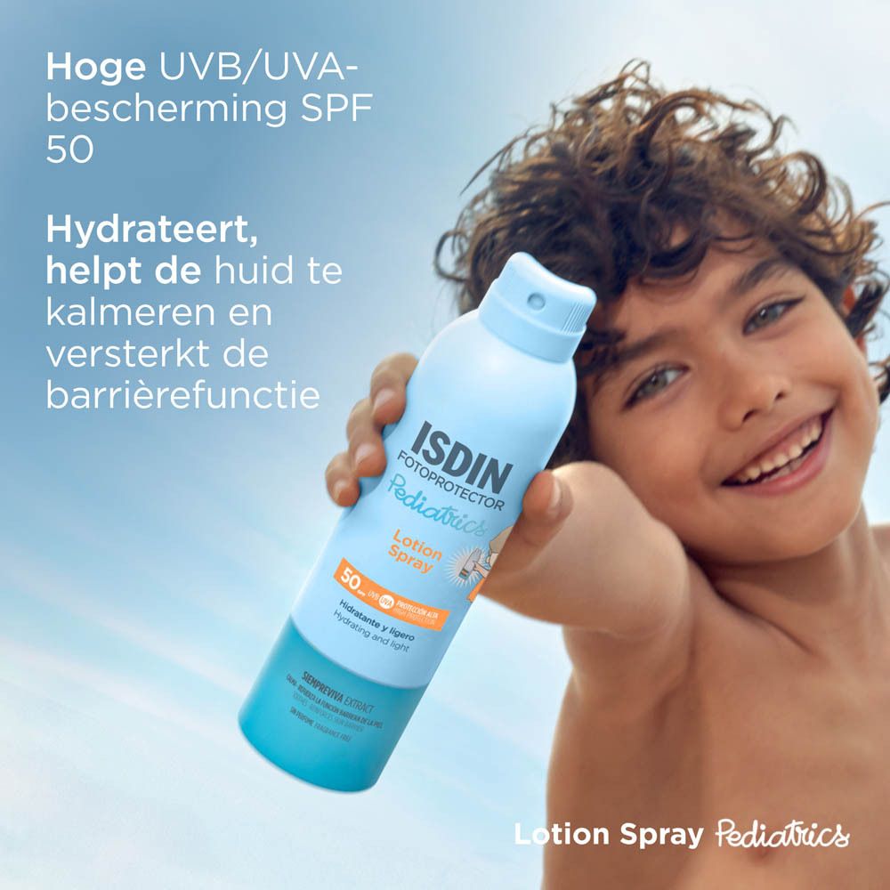 Kind houdt ISDIN Fotoprotector Pediatrics Lotion Spray vast. Product buiten.