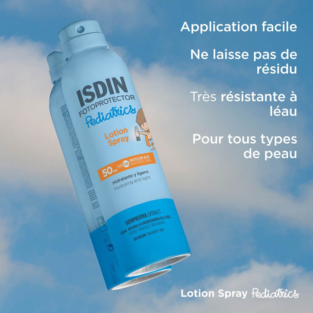 Deux flacons spray bleu clair ISDIN Fotoprotector Pediatrics. Texte: Application facile.