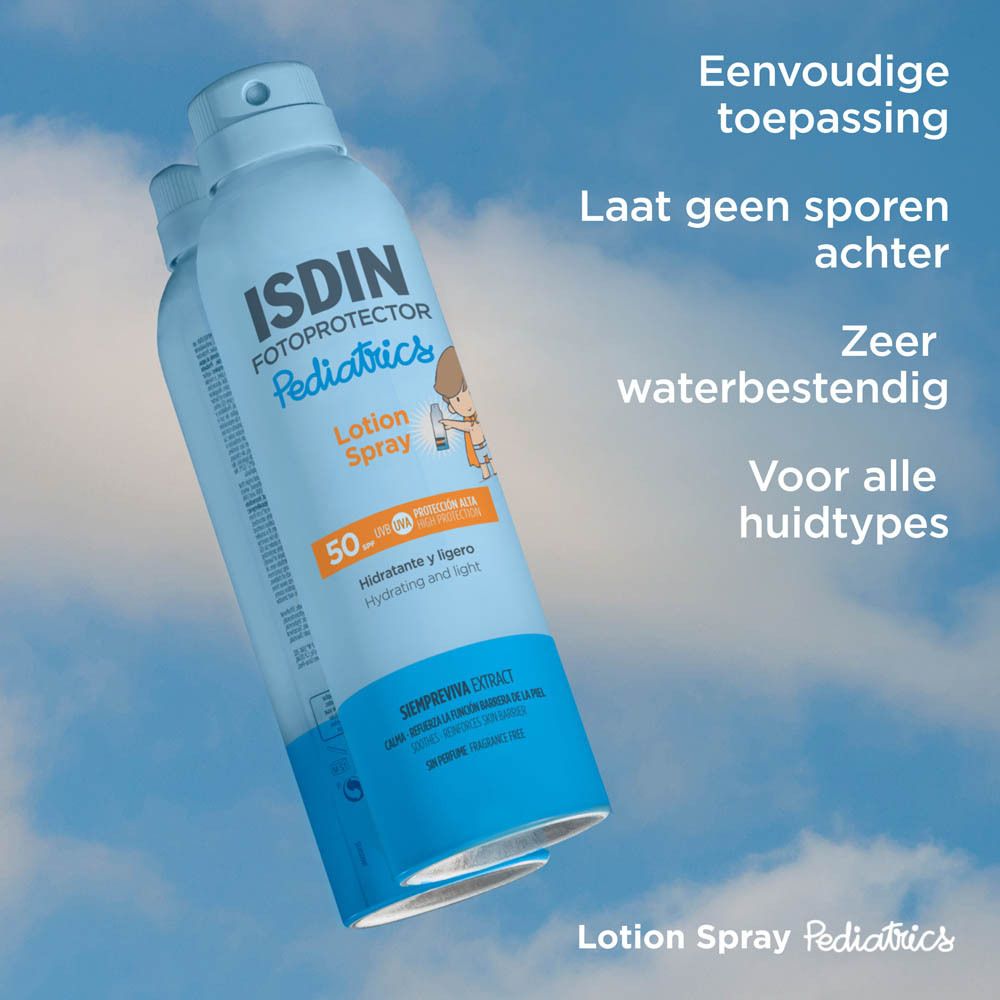 Twee kinderen met ISDIN Fotoprotector Pediatrics Lotion Spray. Product buiten.