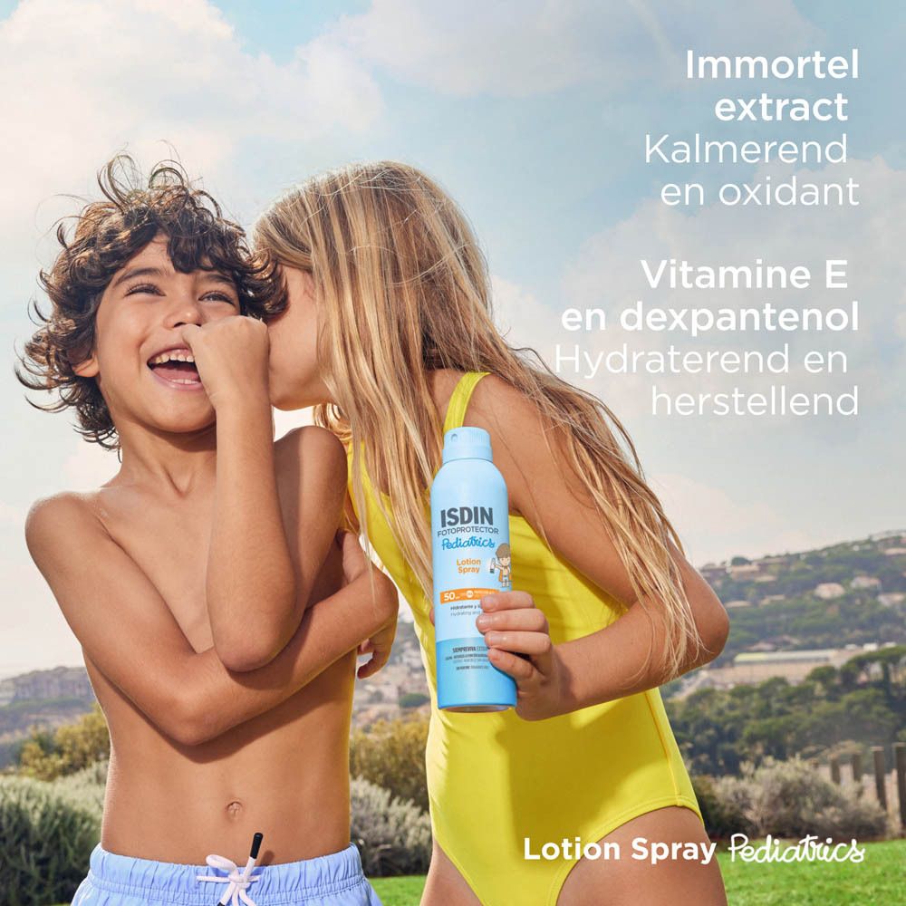 Man en kind met ISDIN Fotoprotector Pediatrics Lotion Spray. Product buiten.