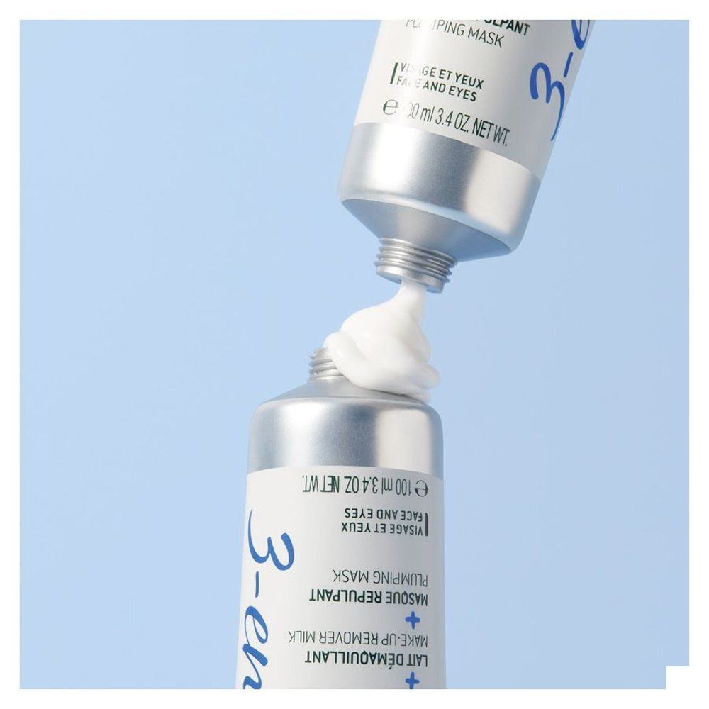 Crème wordt uit een Nuxe Crème fraîche de beauté tube in een andere geperst.