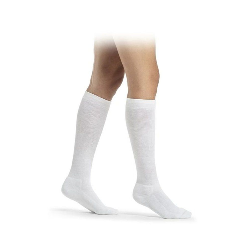 Korte Sigvaris Diabetic compressiekousen voor dames, wit, gedragen op beide benen. Toont de pasvorm over de kuit.