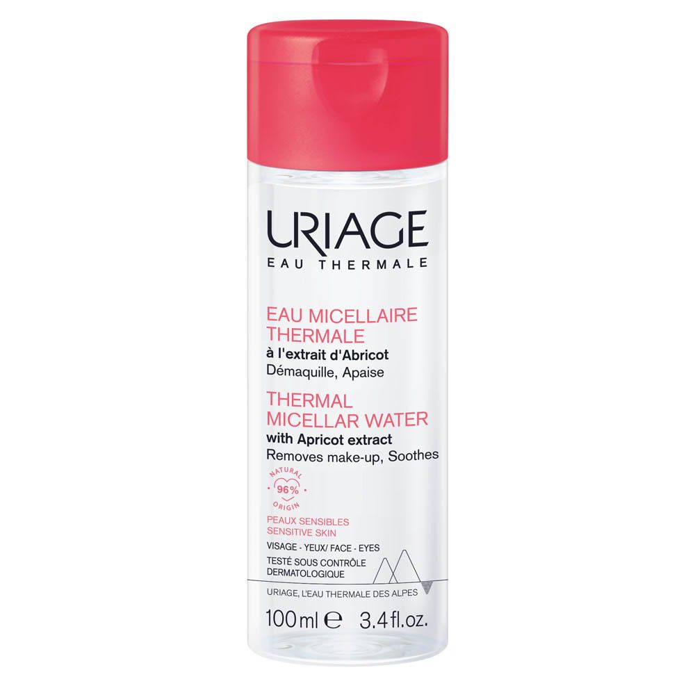 Visage d'une femme nettoyant son visage avec un coton. Texte: Efficace sur le maquillage waterproof.